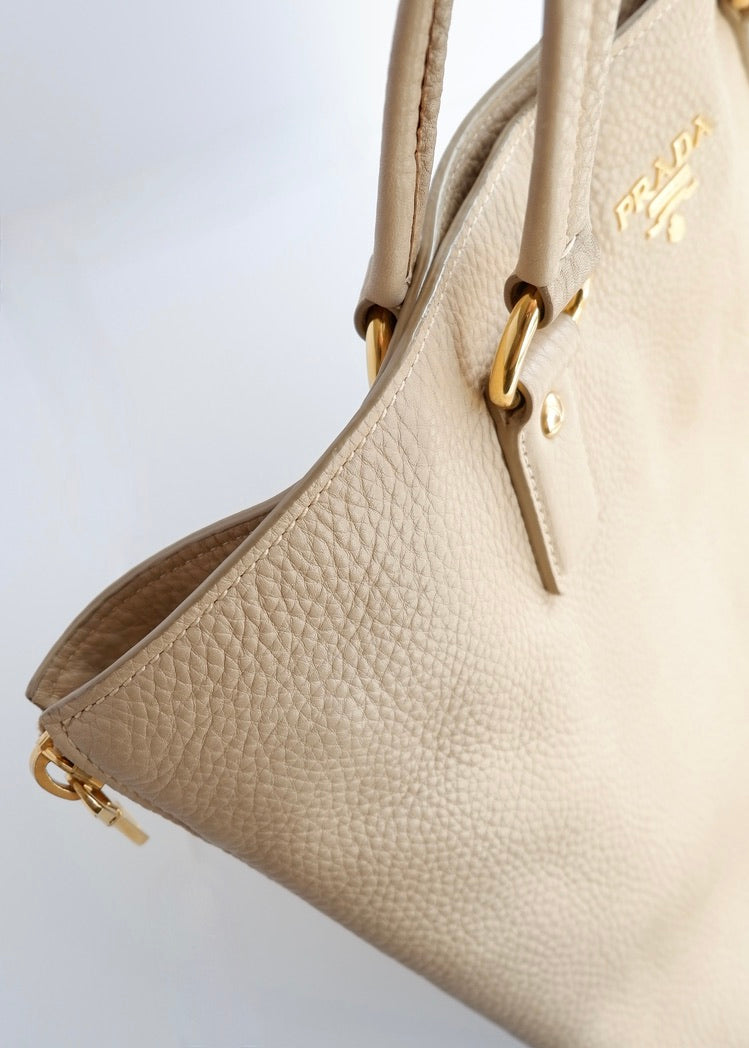 Sac cabas Prada en cuir beige, authentique et d'occasion