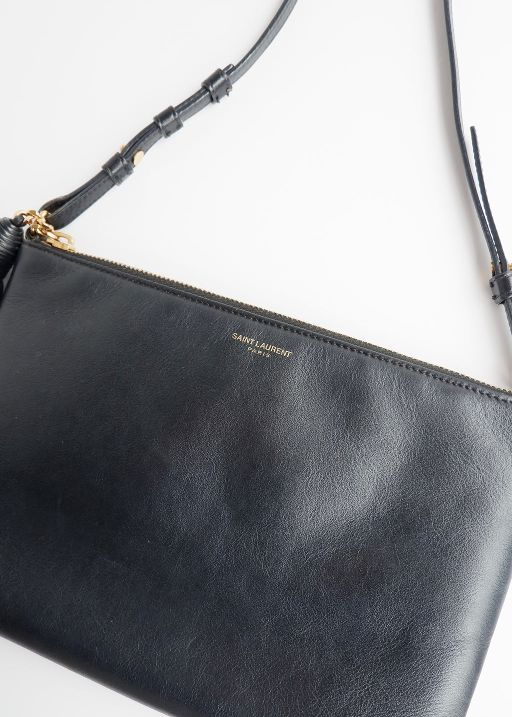 Authentique Sac bandoulière Saint Laurent YSL Monogramme Adolescent en cuir noir d'occasion