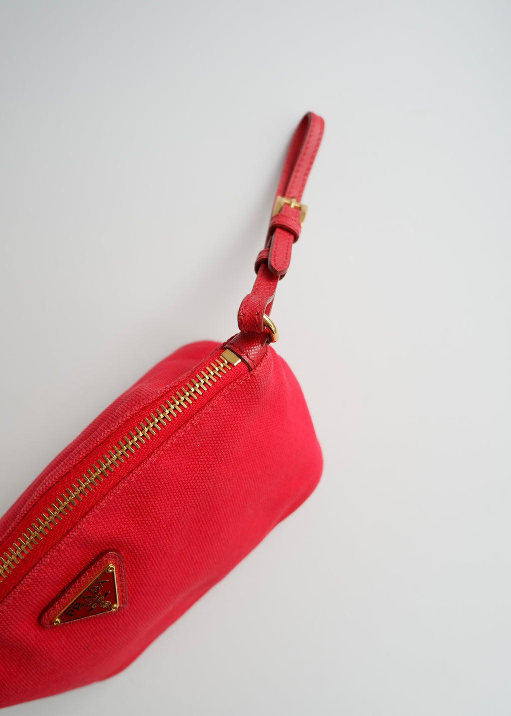 Pochette Prada en toile rouge authentique d'occasion