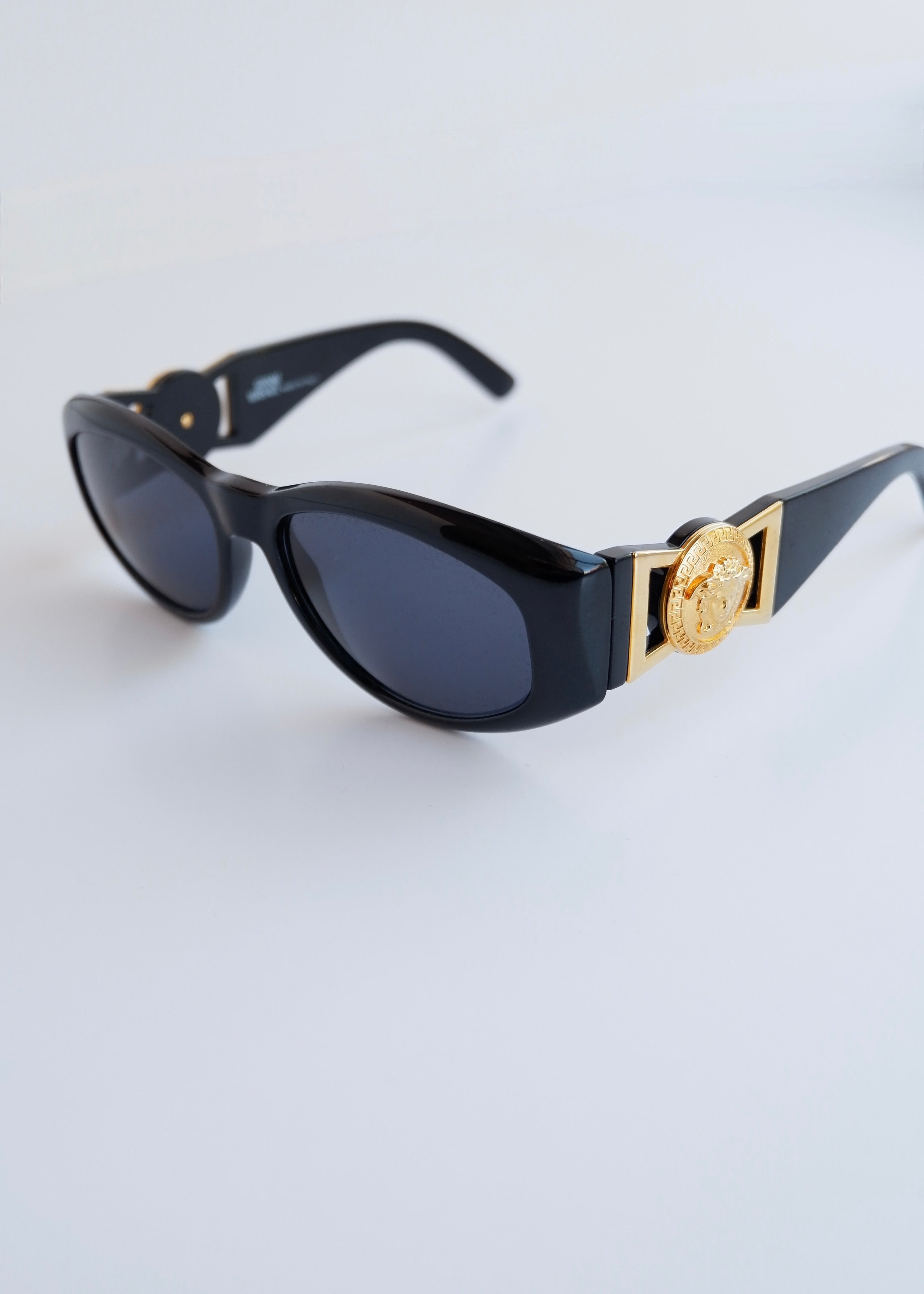 Authentiques lunettes de soleil vintage d'occasion Versace à monture carrée noire avec logo Méduse