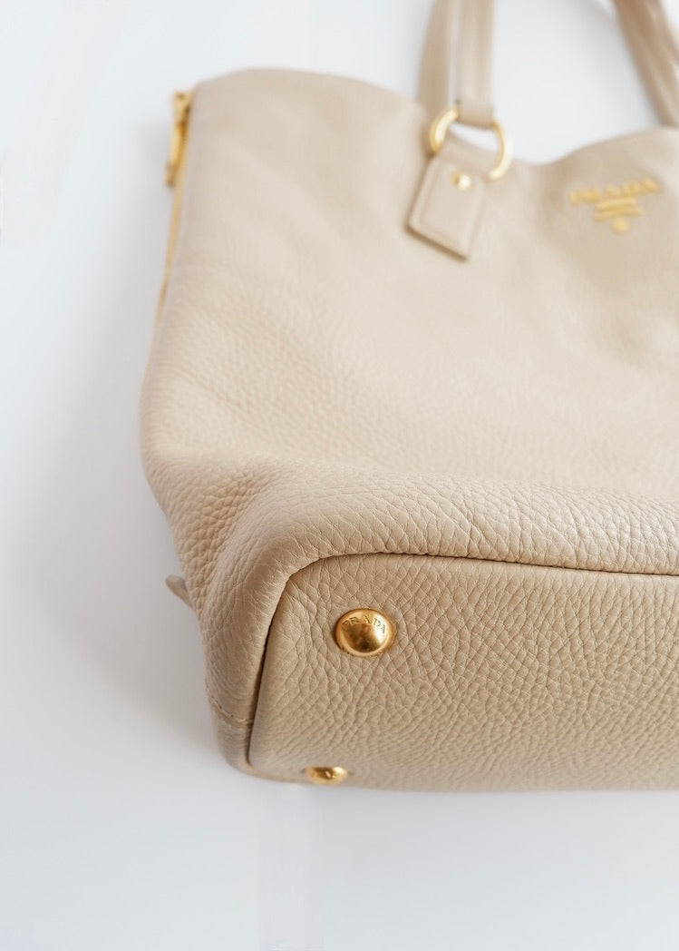 Sac cabas Prada en cuir beige, authentique et d'occasion