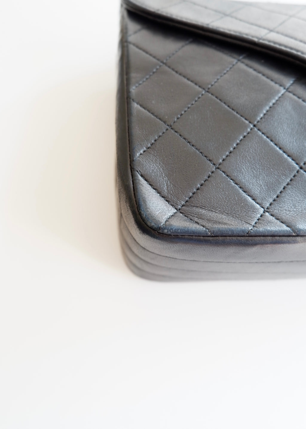 Authentique sac Chanel vintage d'occasion en agneau noir à rabat simple avec quincaillerie dorée