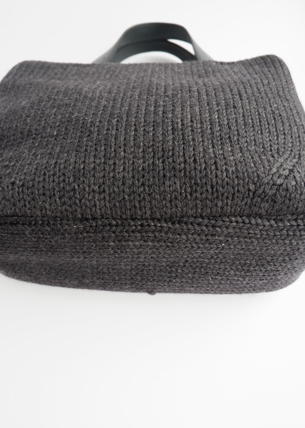 Authentique sac à main Prada en tricot et cuir noir d'occasion