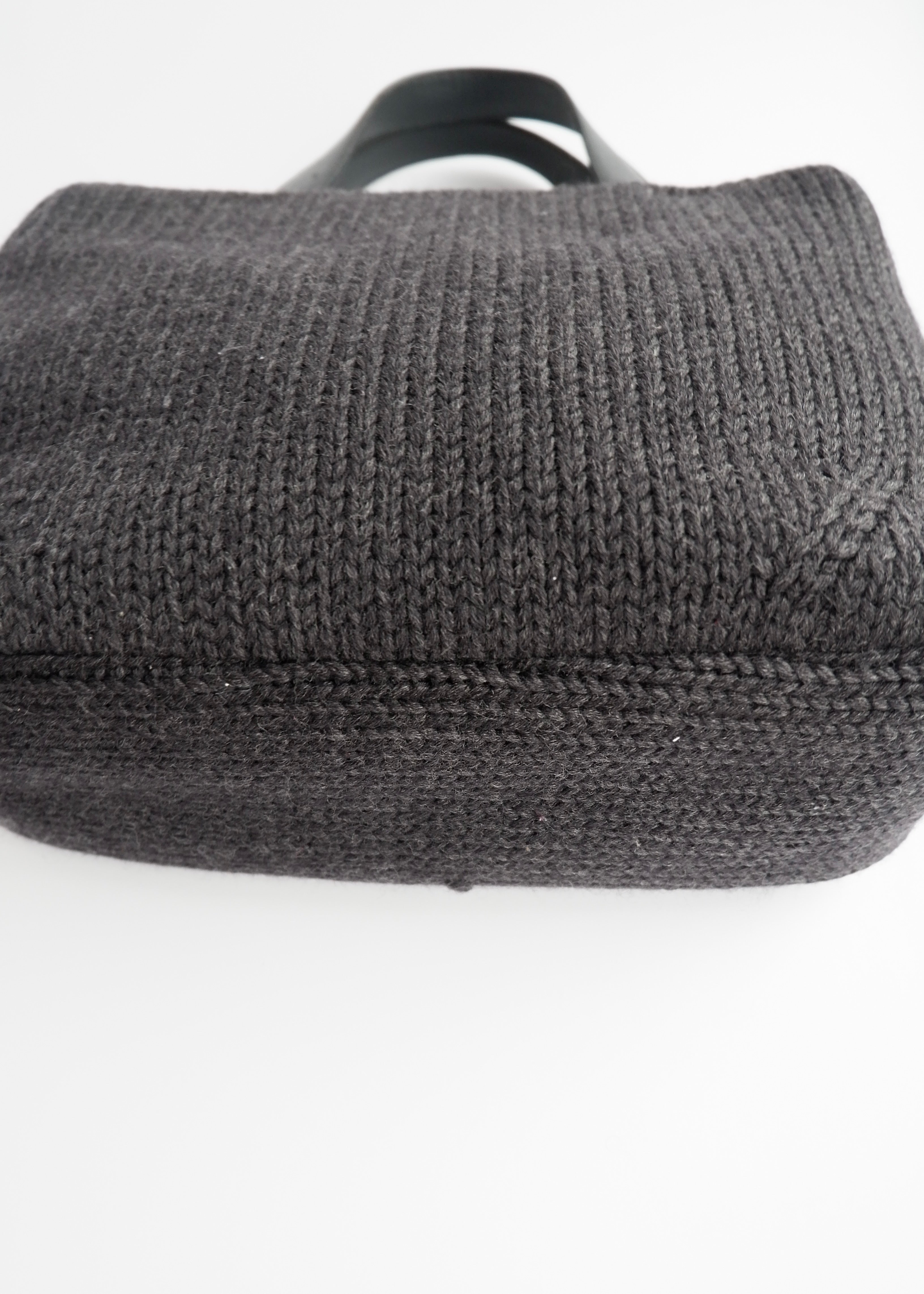 Authentique sac à main Prada en tricot et cuir noir d'occasion
