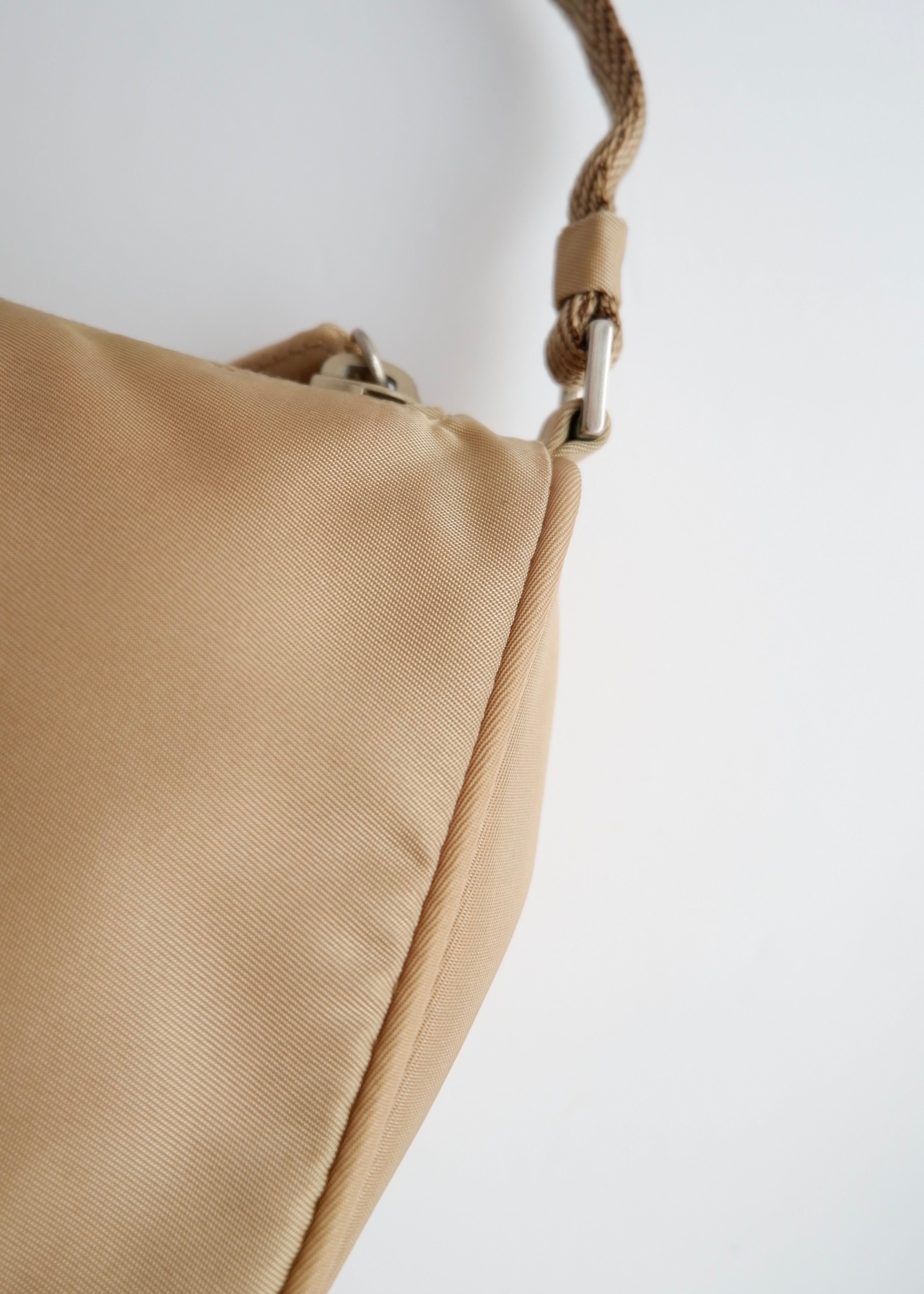 Authentique sac bandoulière Prada en nylon beige d'occasion