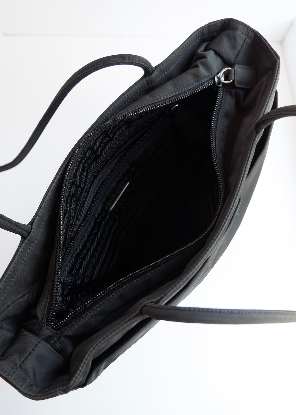 Sac cabas Prada authentique d'occasion en nylon noir à longue bandoulière