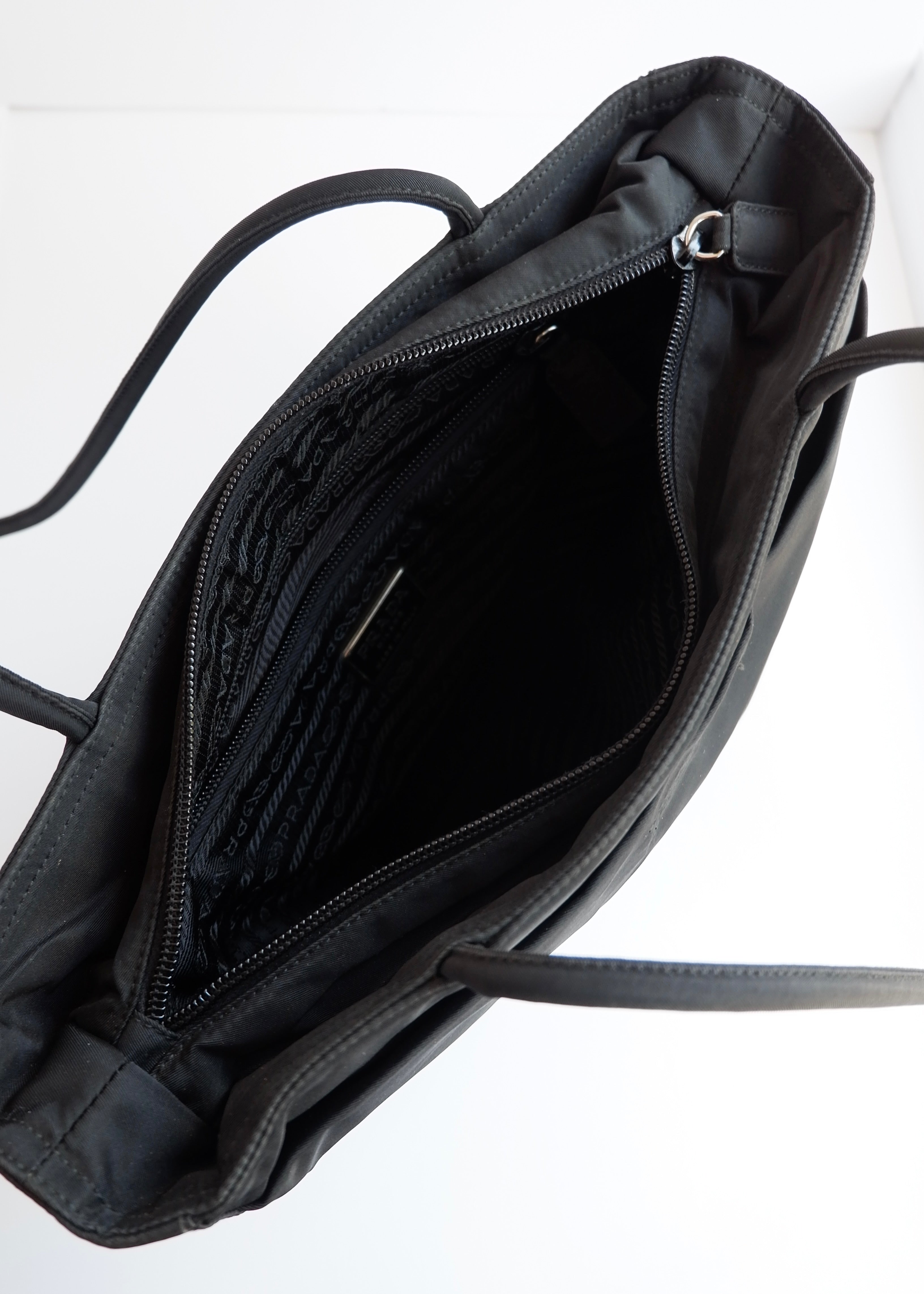 Sac cabas Prada authentique d'occasion en nylon noir à longue bandoulière