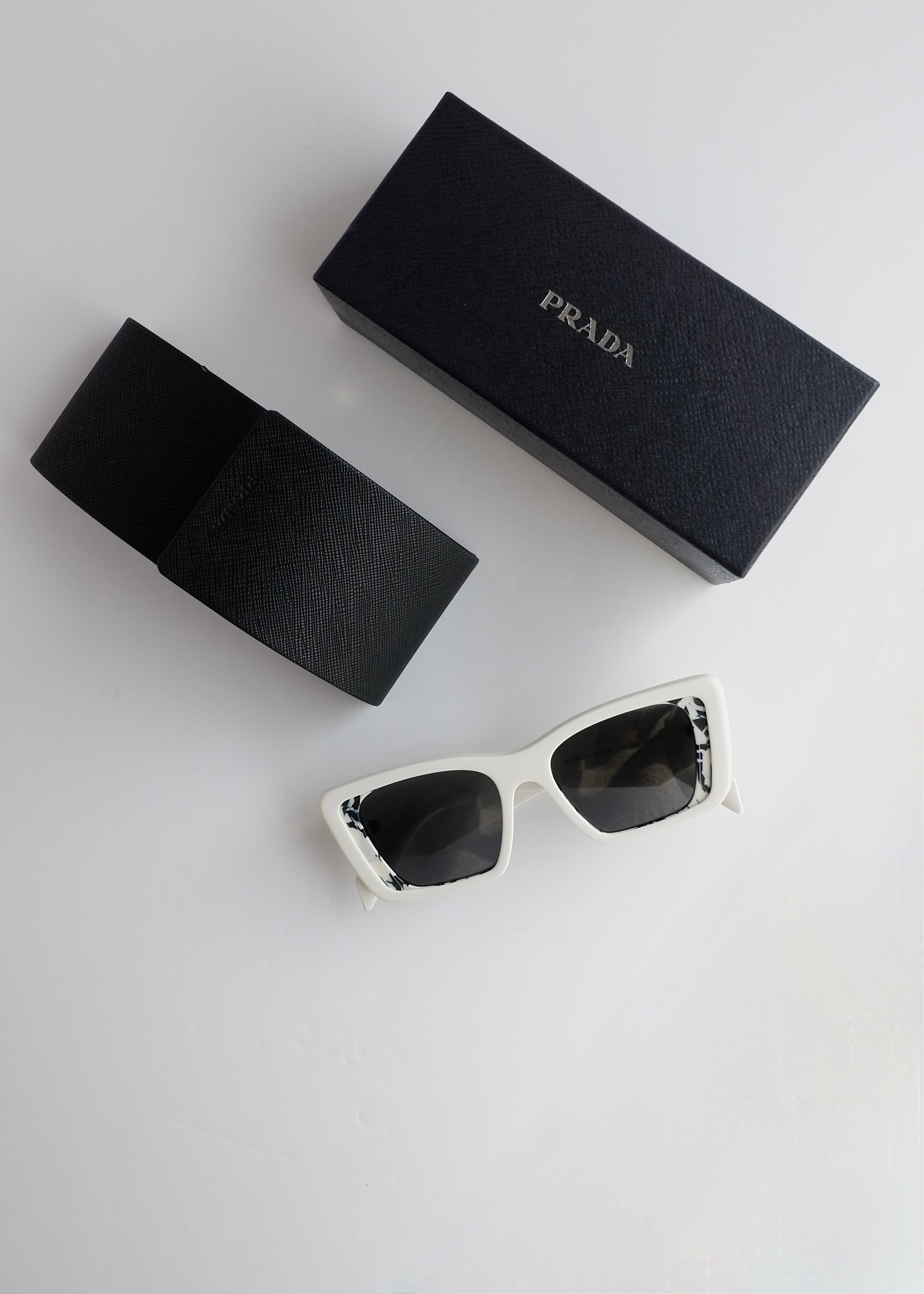 Authentiques lunettes de soleil œil-de-chat Prada blanches d'occasion