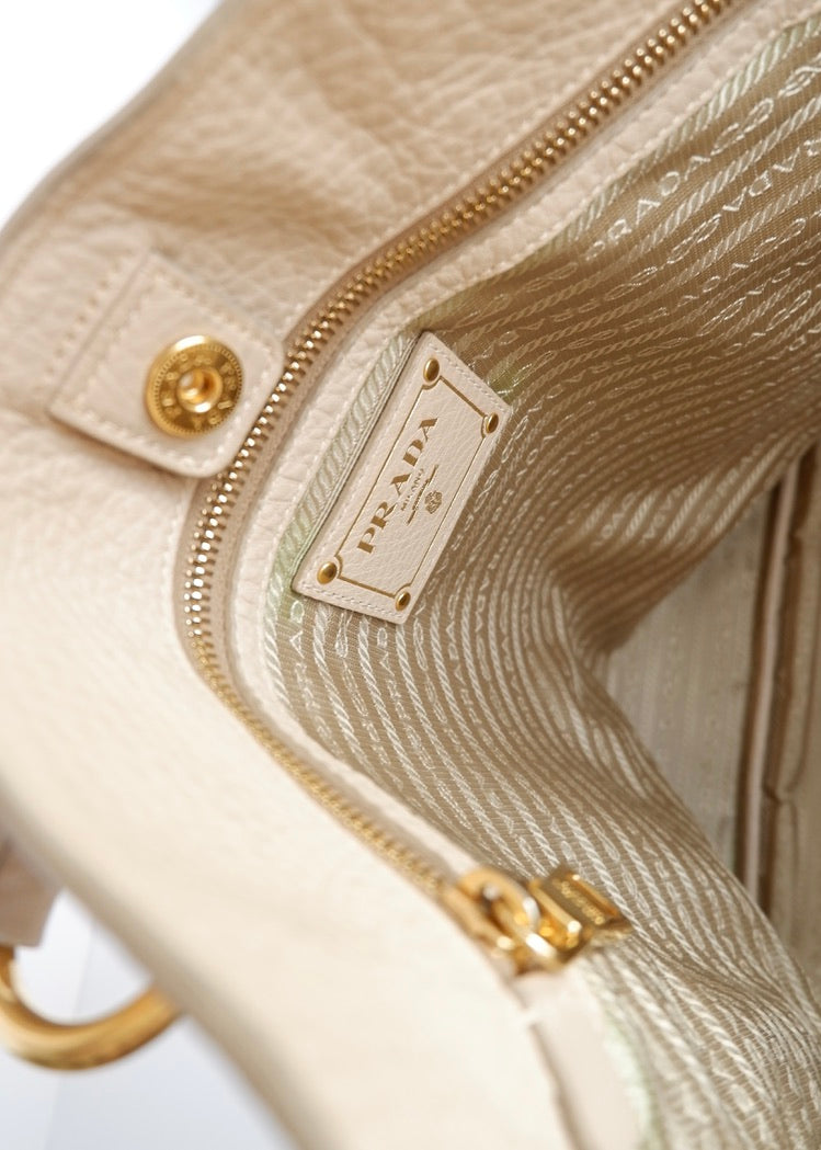 Sac cabas Prada en cuir beige, authentique et d'occasion