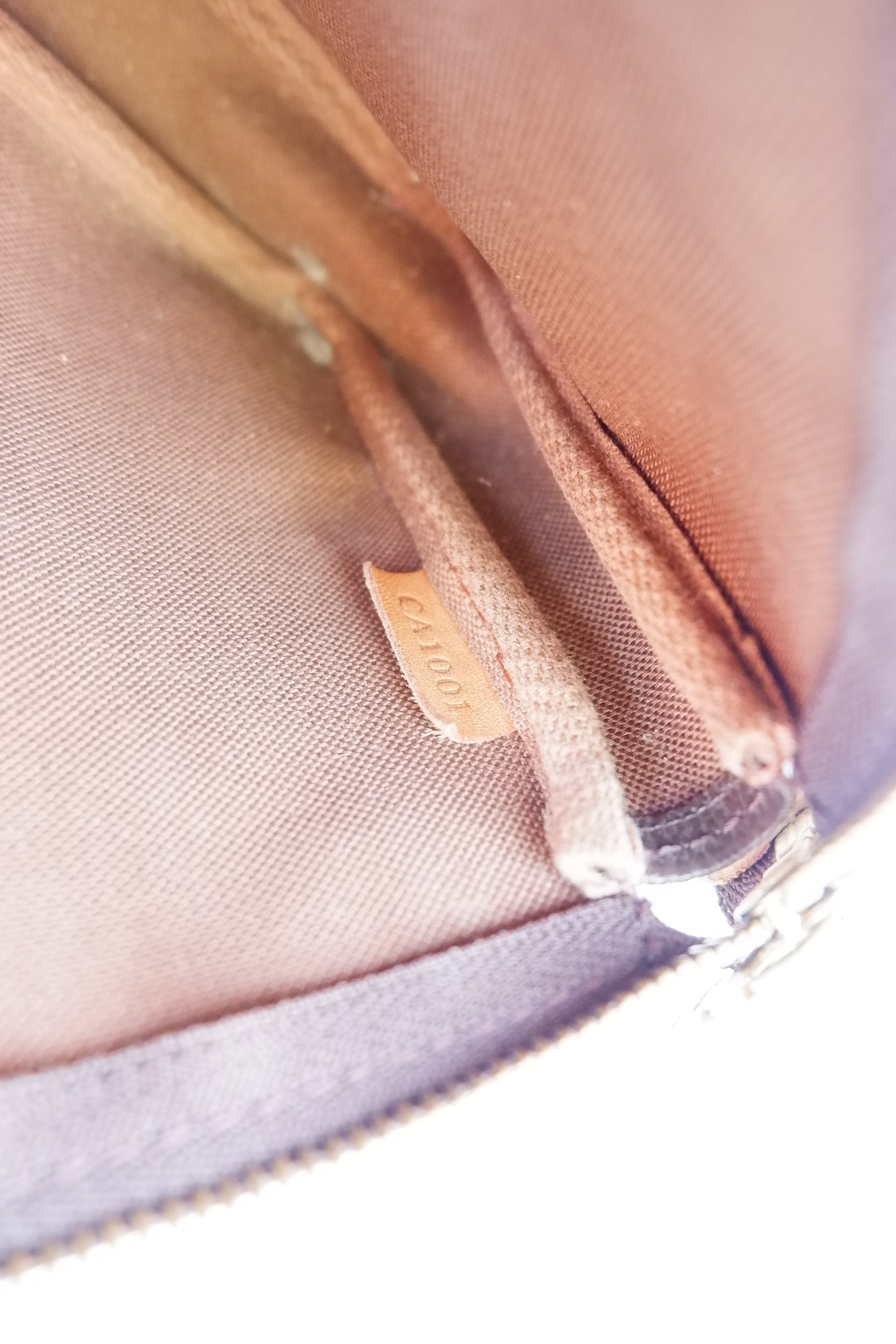 Authentique sac Louis Vuitton Pochette Accessoires monogrammé d'occasion (avec bandoulière)