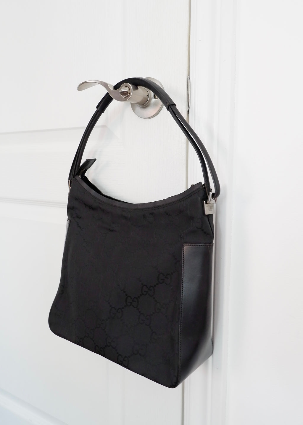 Sac bandoulière Gucci authentique d'occasion en toile/cuir noir imprimé GG