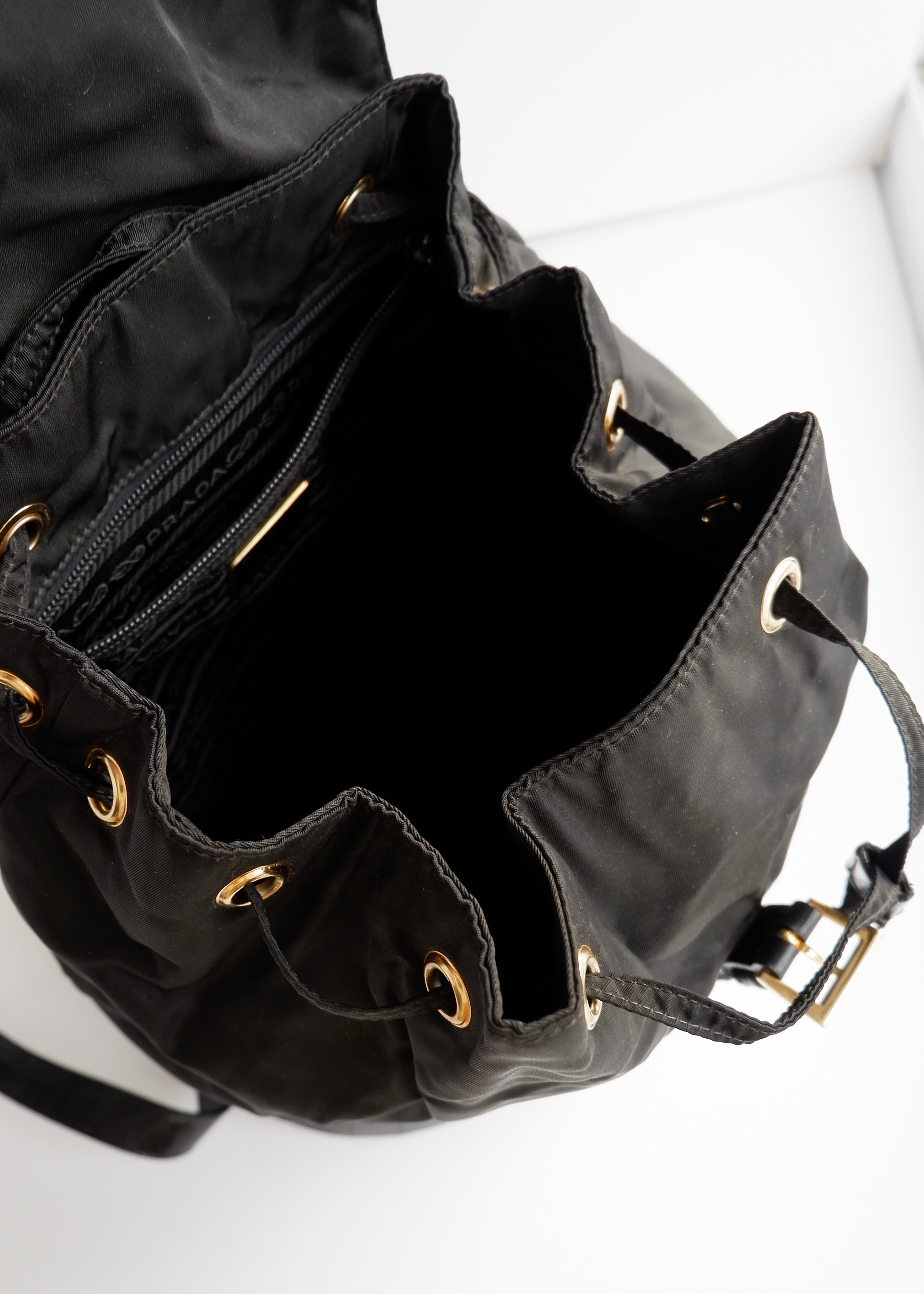 Sac à dos Prada authentique d'occasion en nylon et cuir noir