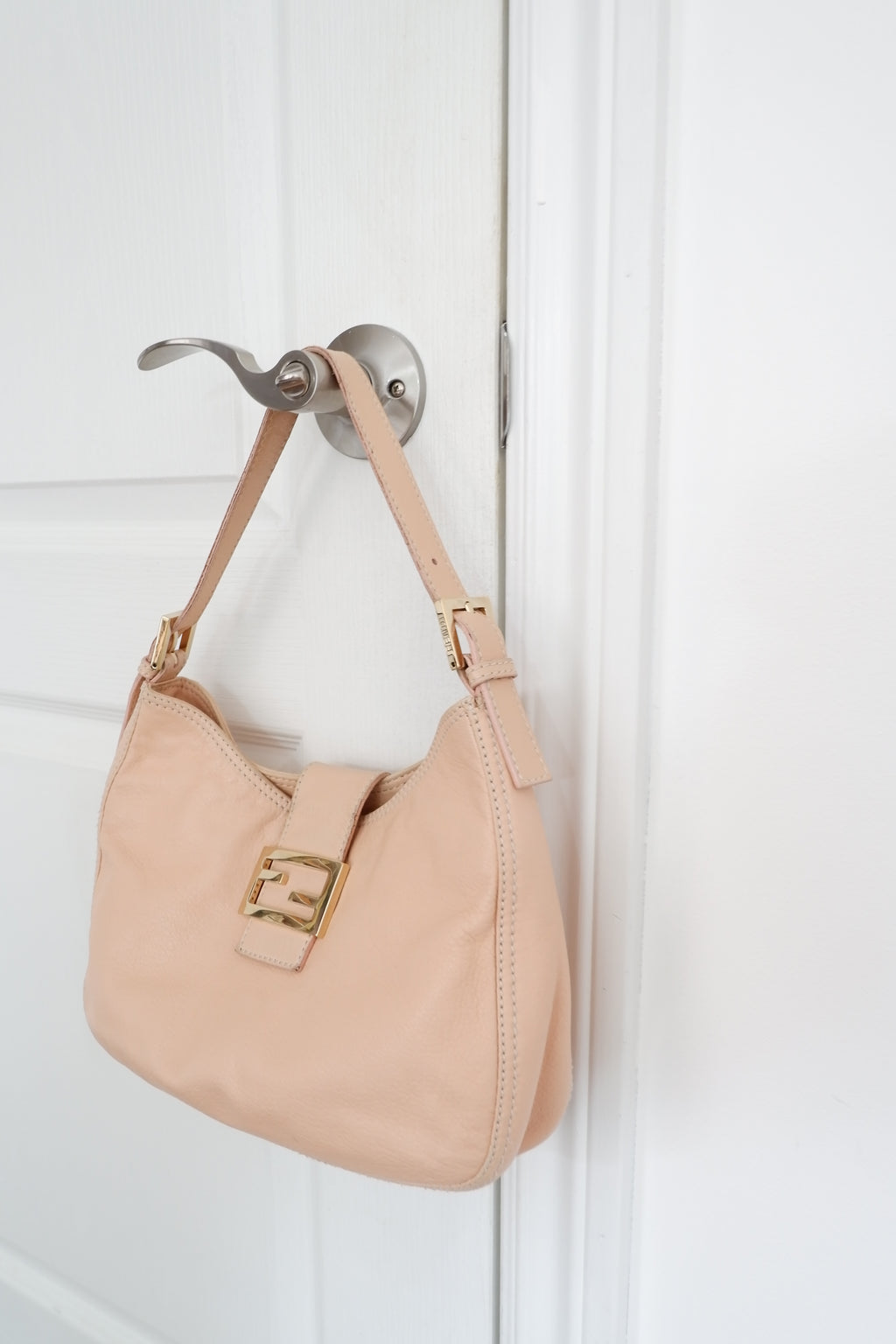 Sac à bandoulière Fendi d'occasion en cuir rose clair authentique
