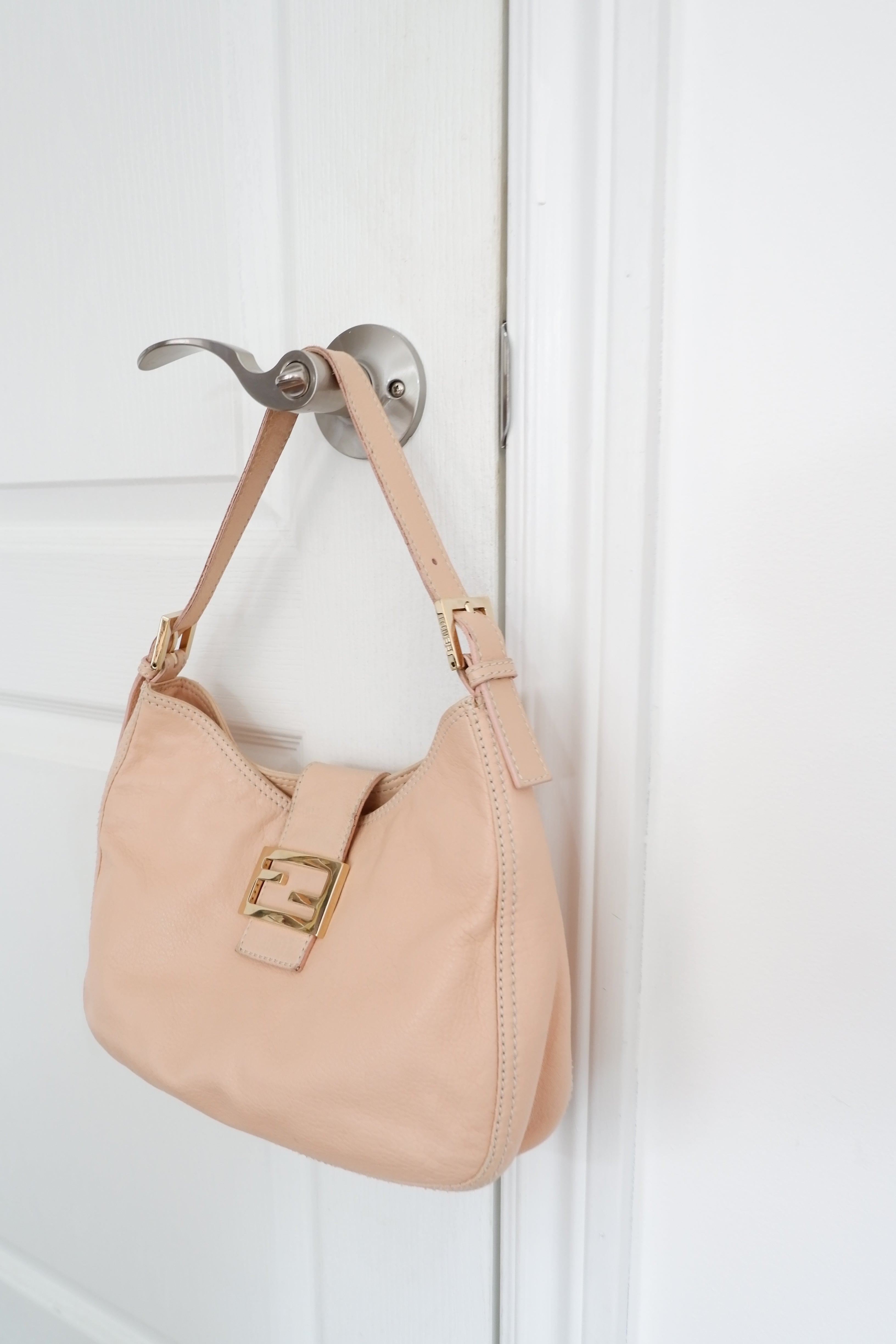 Sac à bandoulière Fendi d'occasion en cuir rose clair authentique