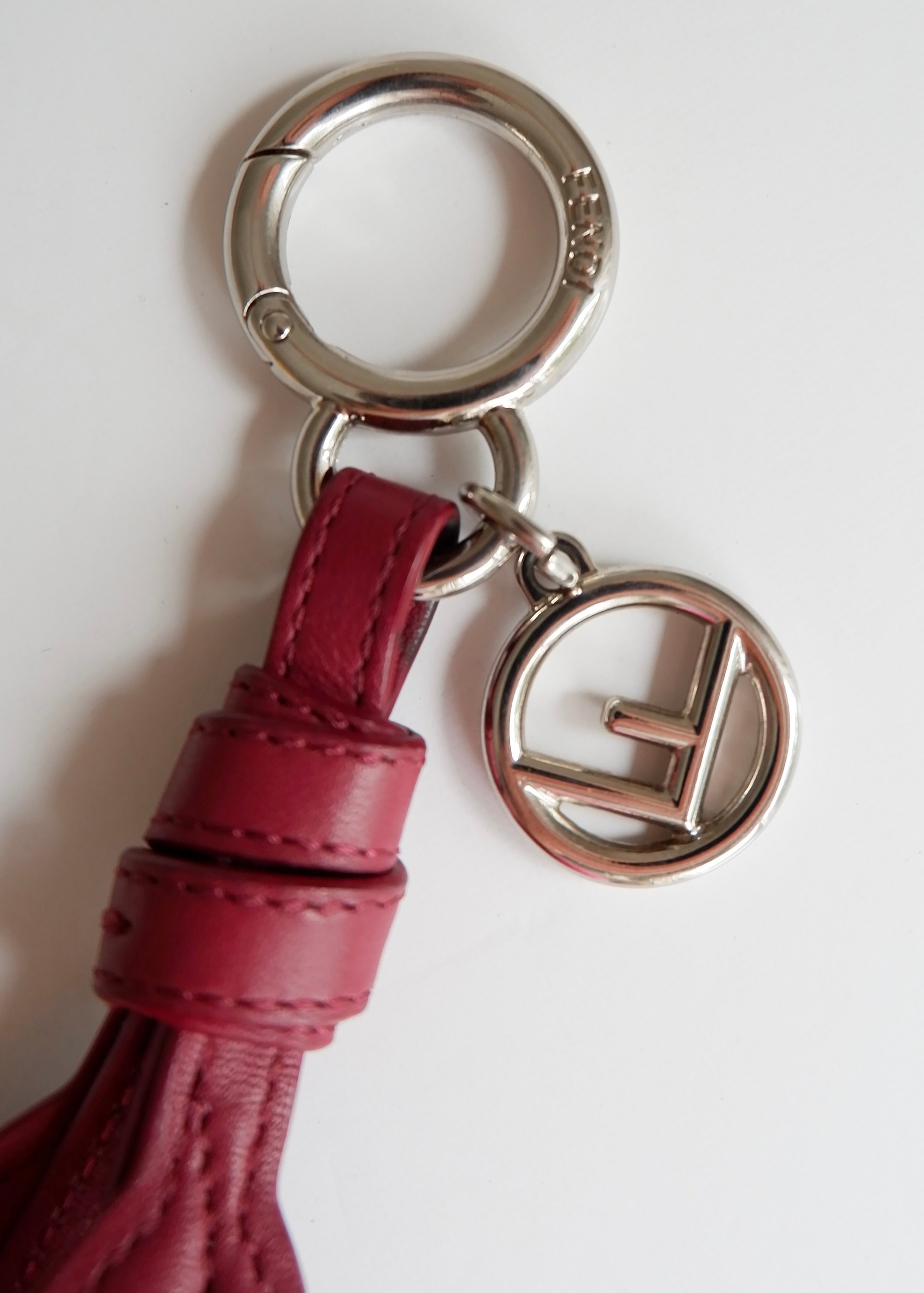 Authentique porte-clés de sac Fendi cerise en cuir et fourrure rose d'occasion