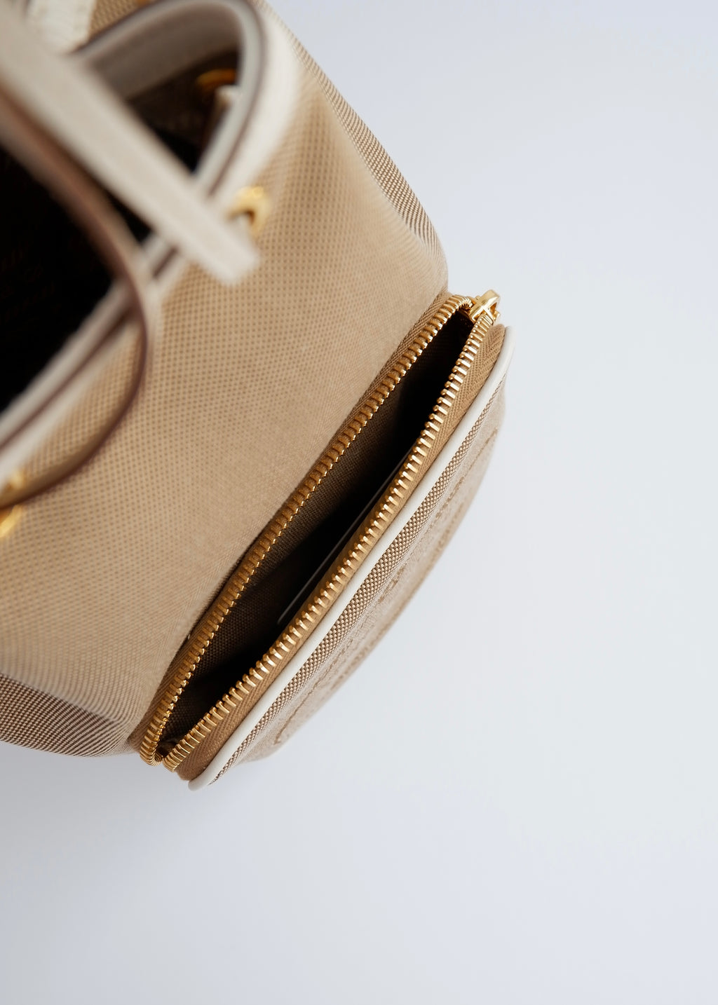 Sac seau à cordon Prada d'occasion authentique en toile beige