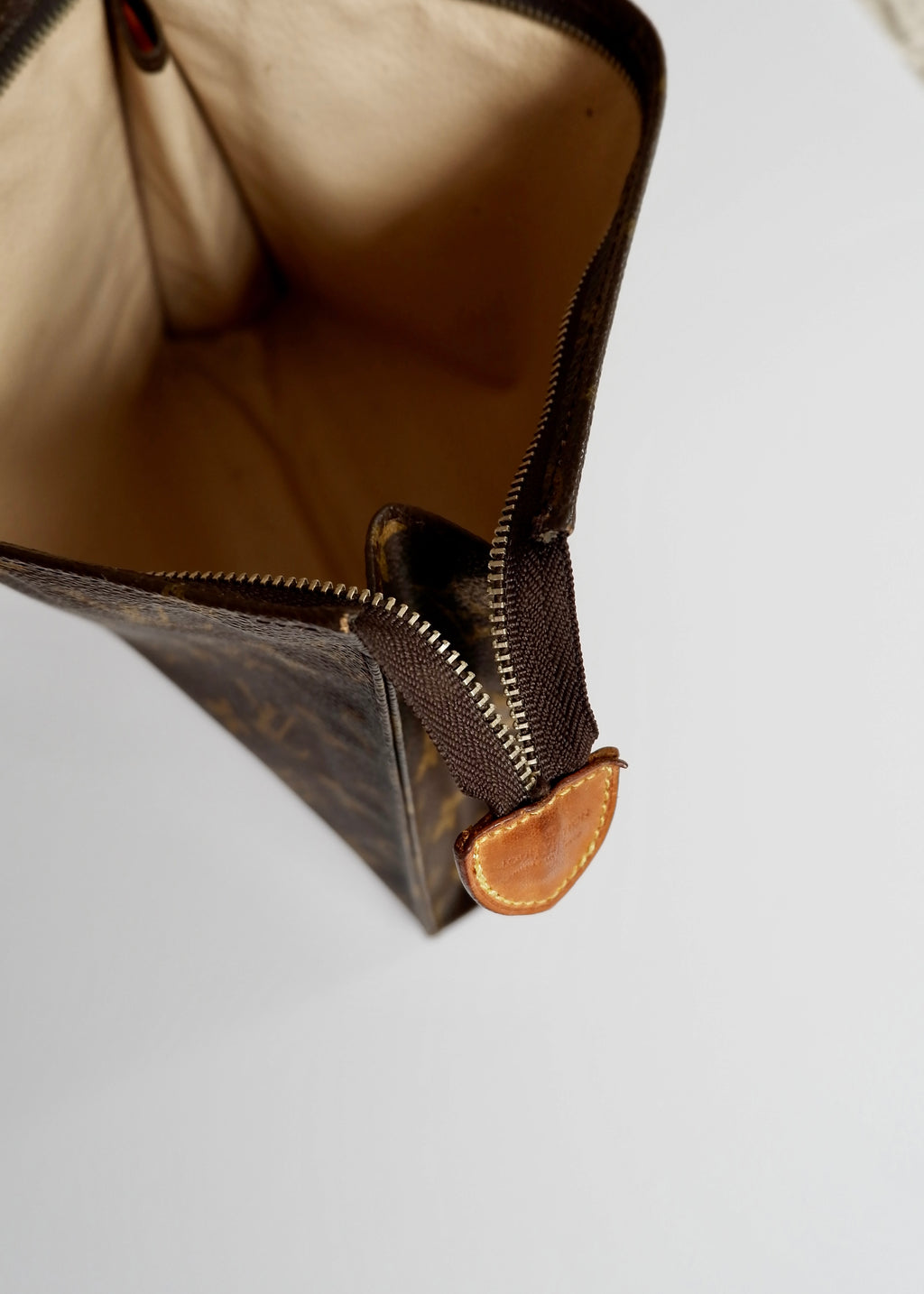 Authentique trousse de toilette monogramme Louis Vuitton d'occasion 26