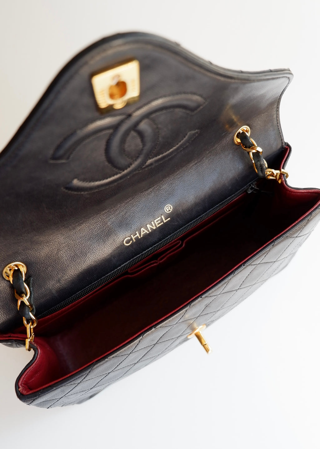 Authentique sac Chanel vintage d'occasion en agneau noir à rabat simple avec quincaillerie dorée