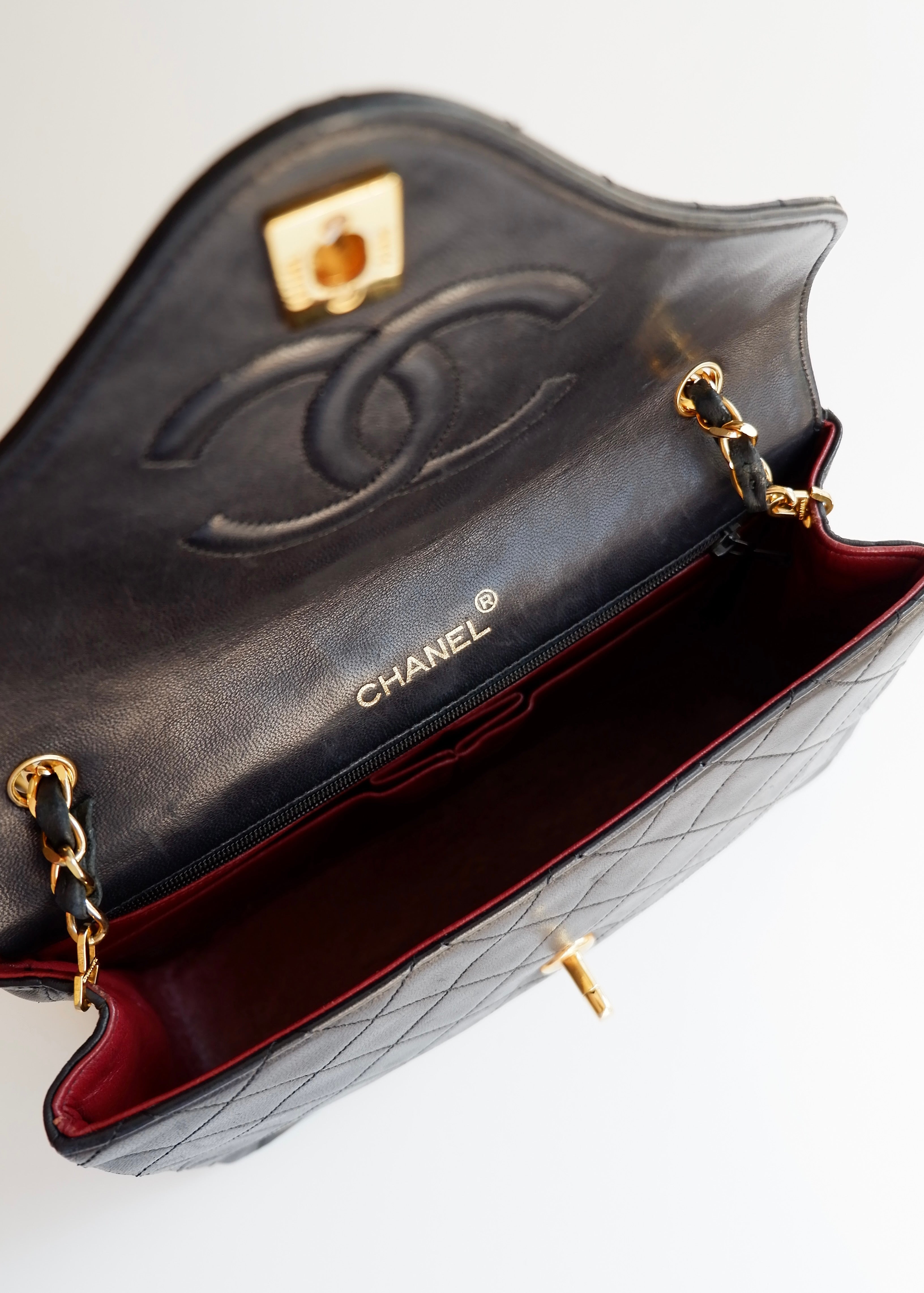 Authentique sac Chanel vintage d'occasion en agneau noir à rabat simple avec quincaillerie dorée