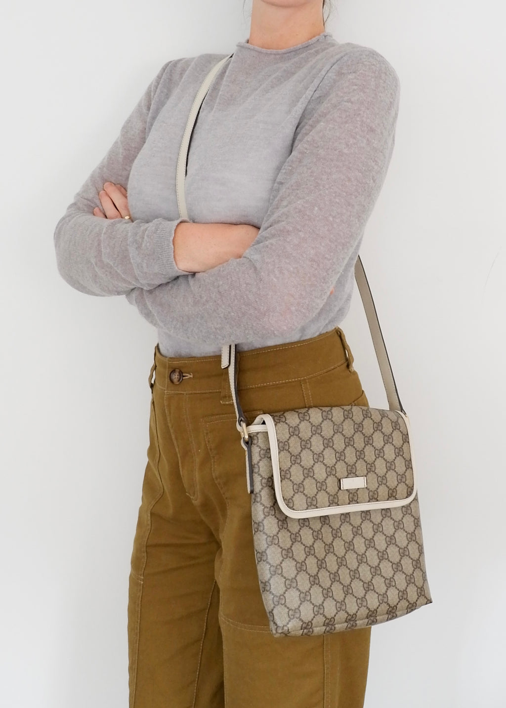 Authentique Sac bandoulière Gucci en toile GG blanche d'occasion