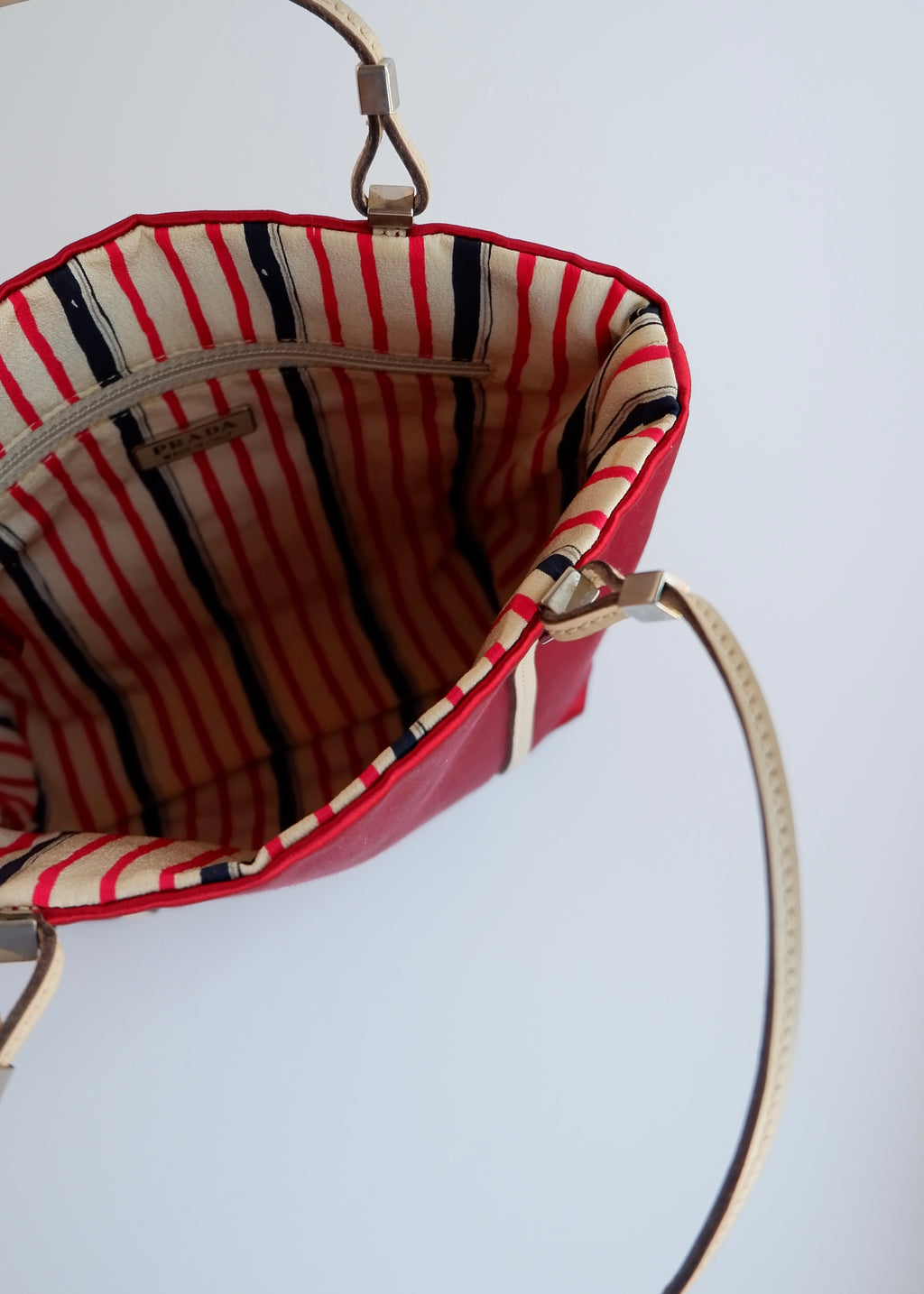 Sac micro cabas Prada authentique d'occasion en satin rouge