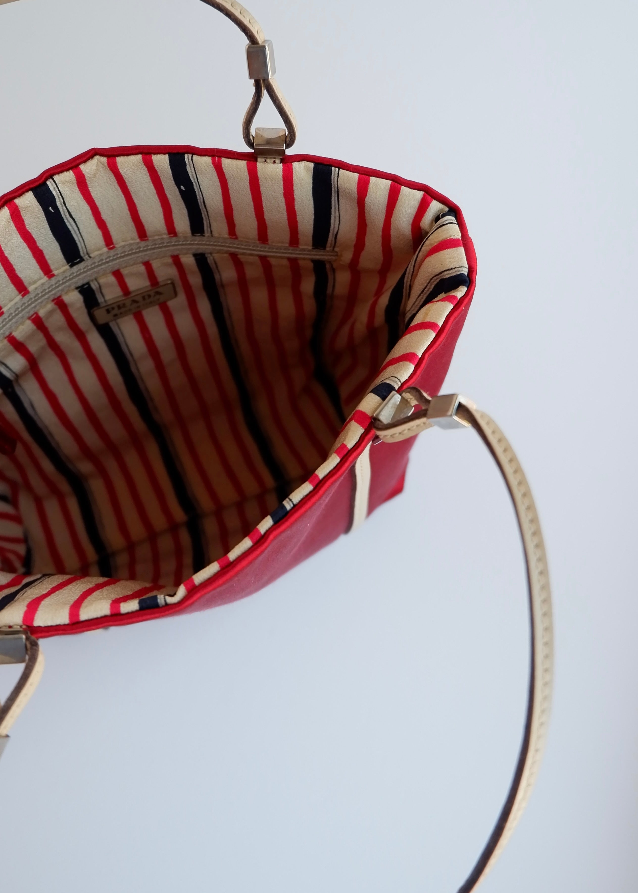 Sac micro cabas Prada authentique d'occasion en satin rouge