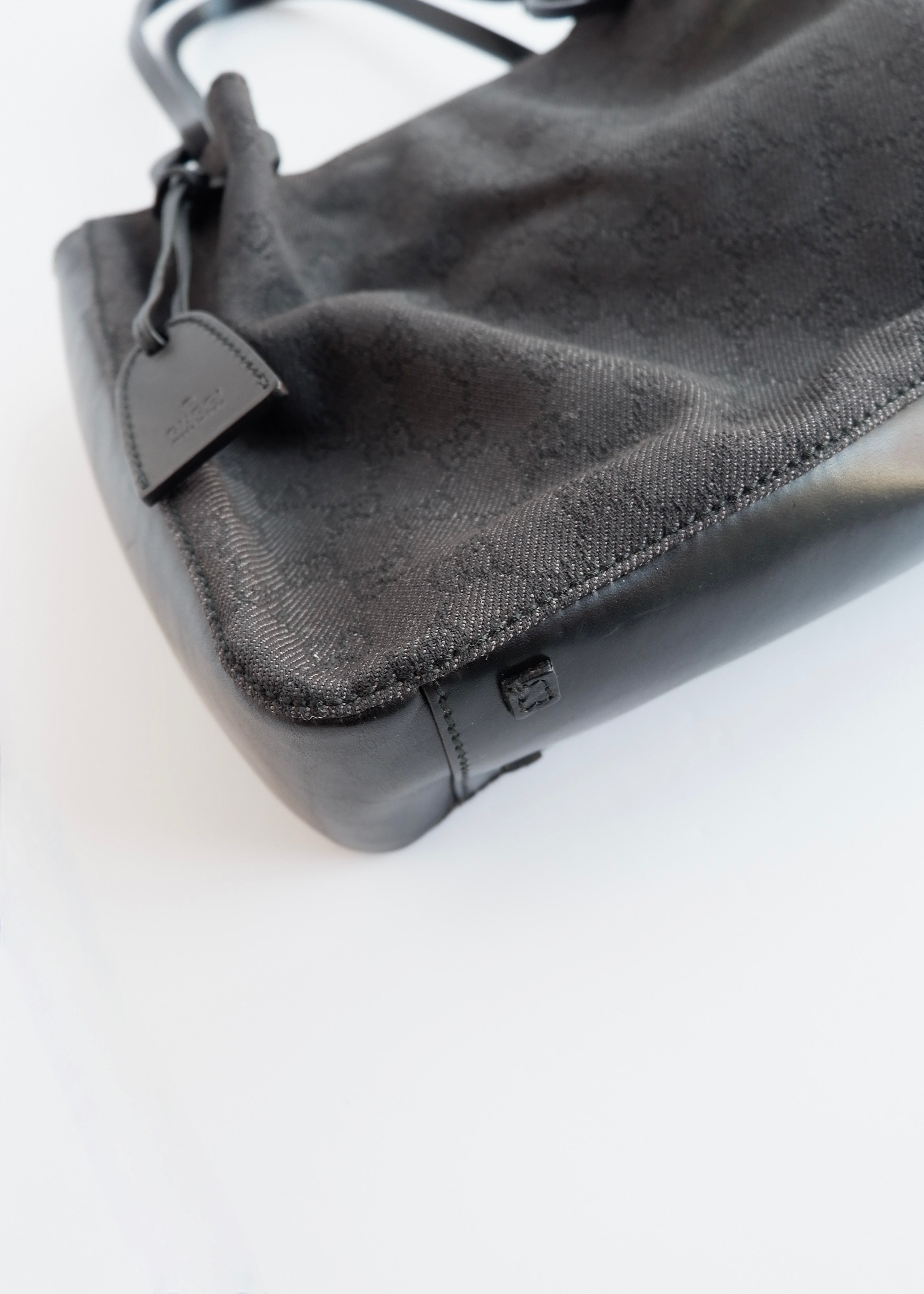 Authentique sac bandoulière Gucci d'occasion en toile GG en jean/cuir noir