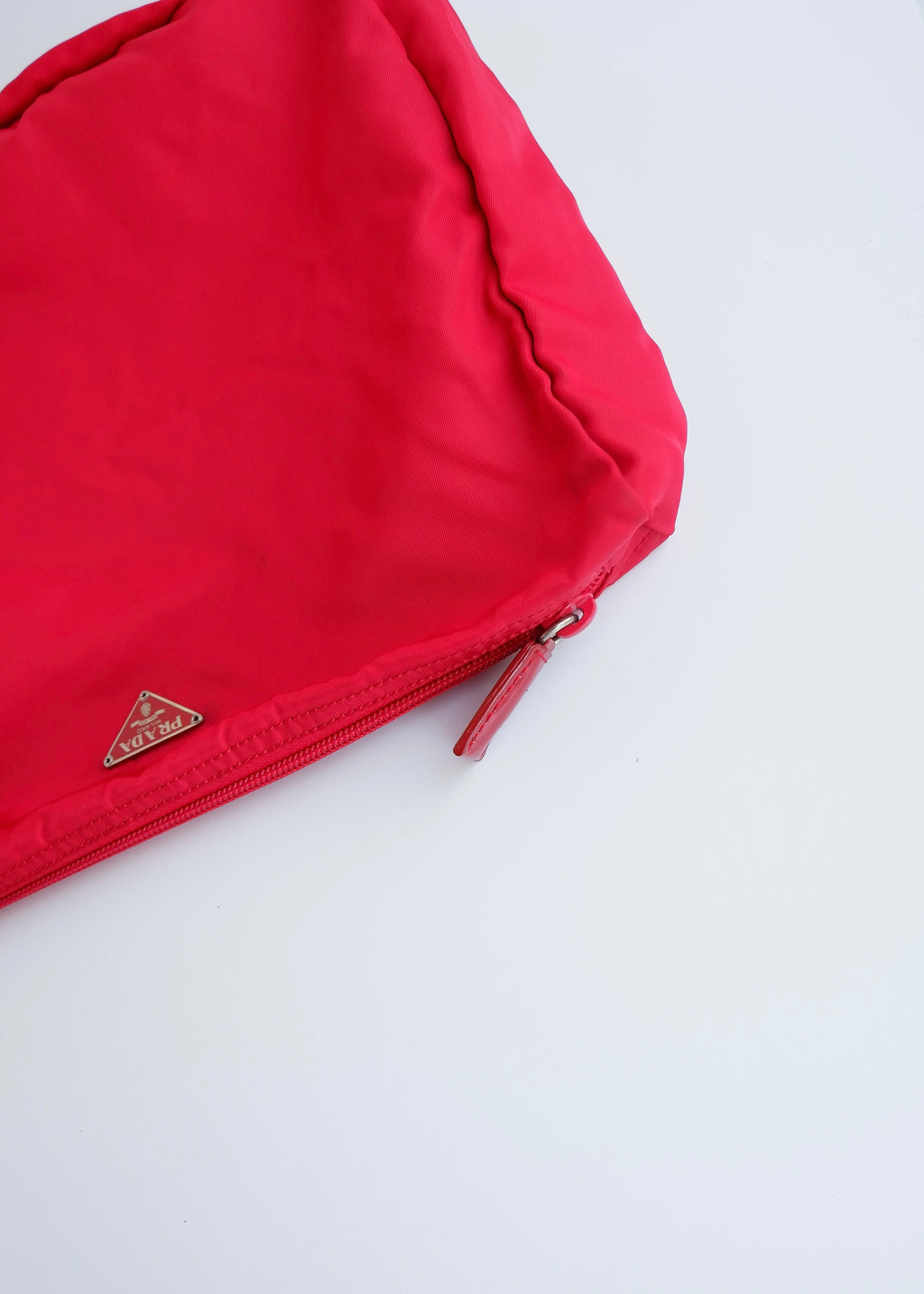 Pochette Prada authentique d'occasion en nylon rouge