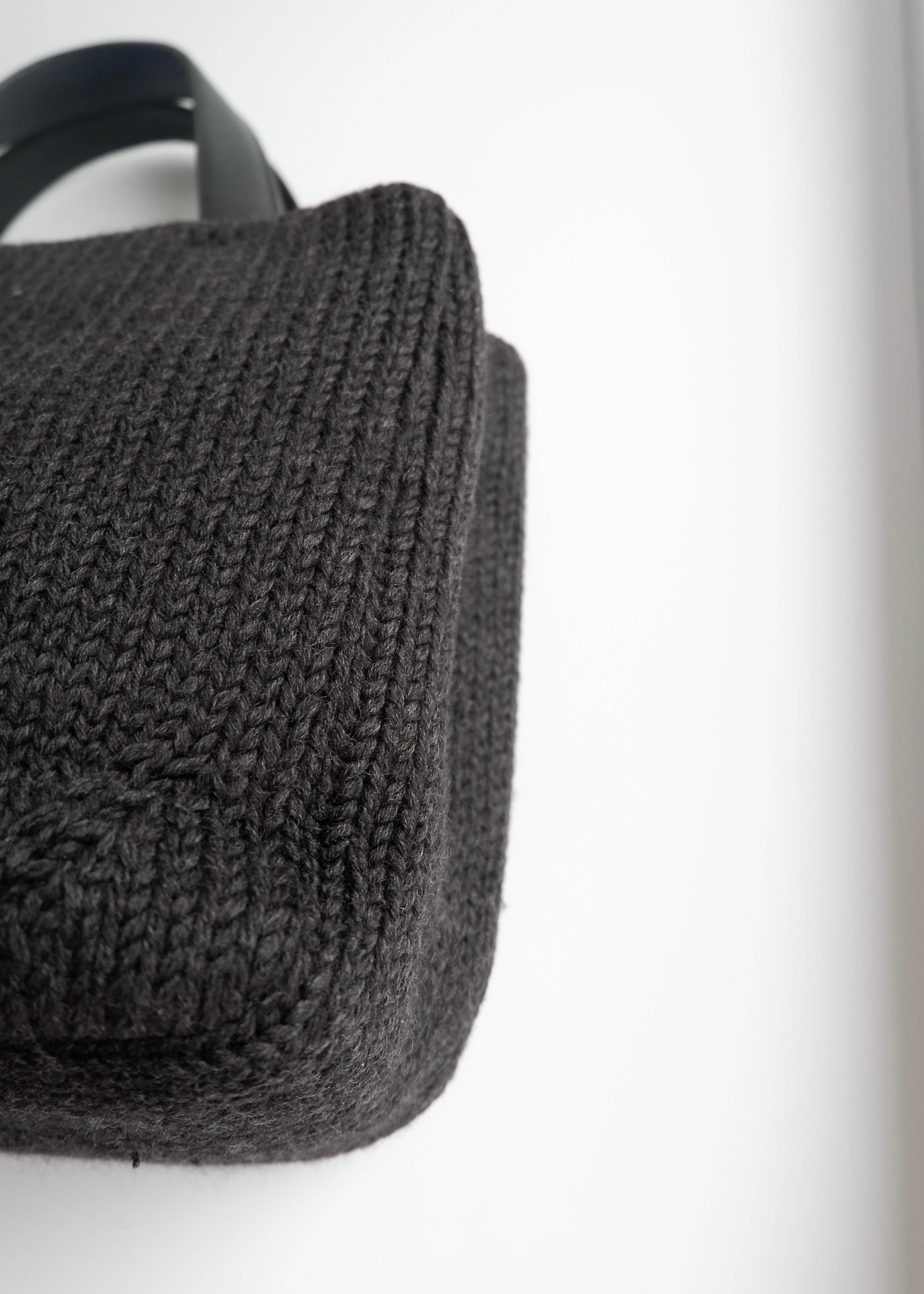 Authentique sac à main Prada en tricot et cuir noir d'occasion