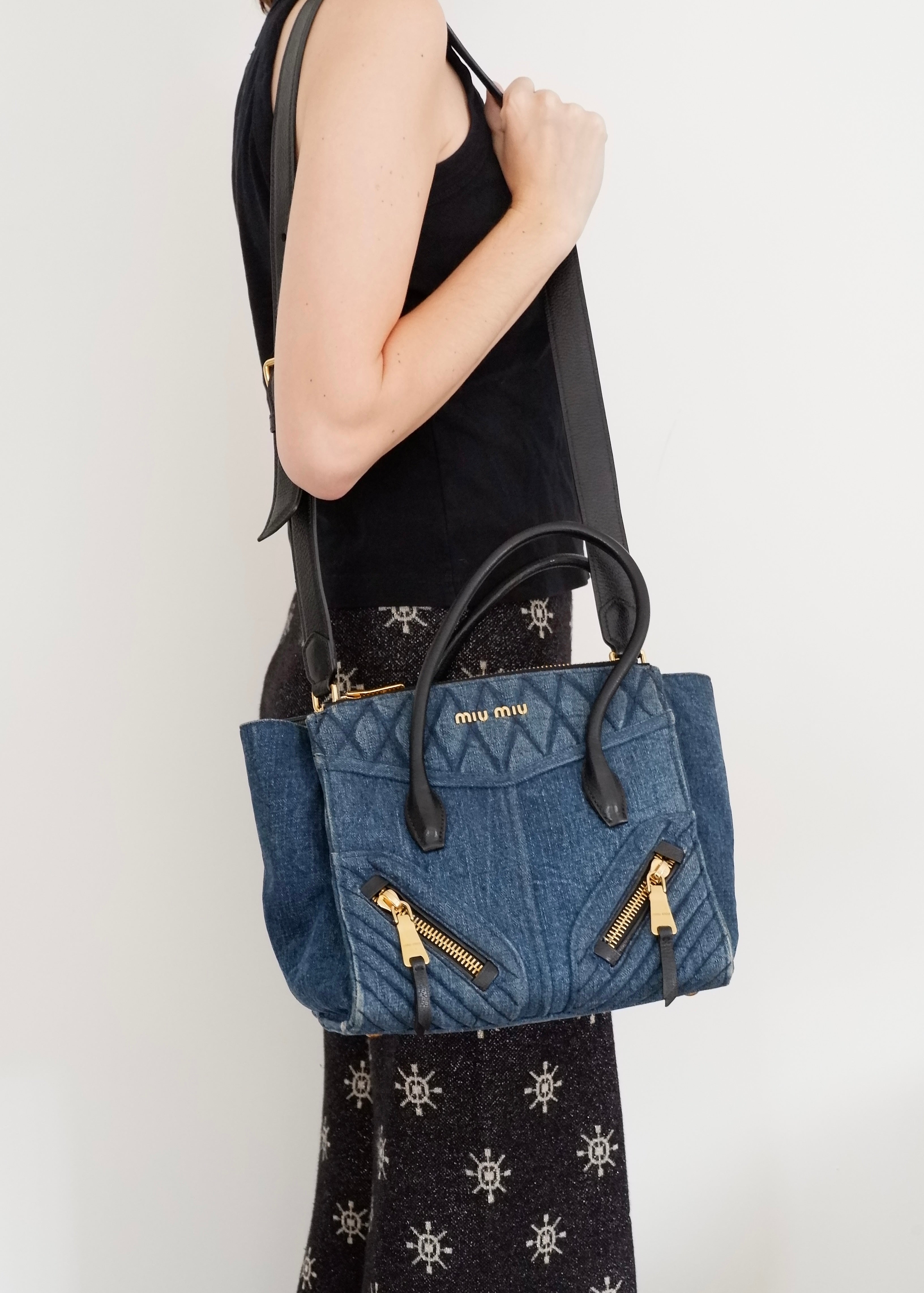 Sac Miu Miu authentique d'occasion en jean à poignée et à deux voies