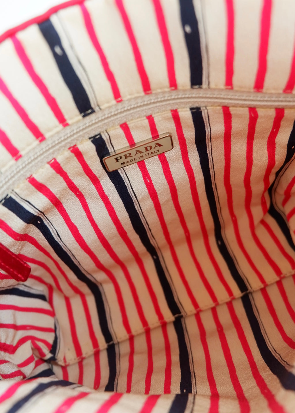 Sac micro cabas Prada authentique d'occasion en satin rouge
