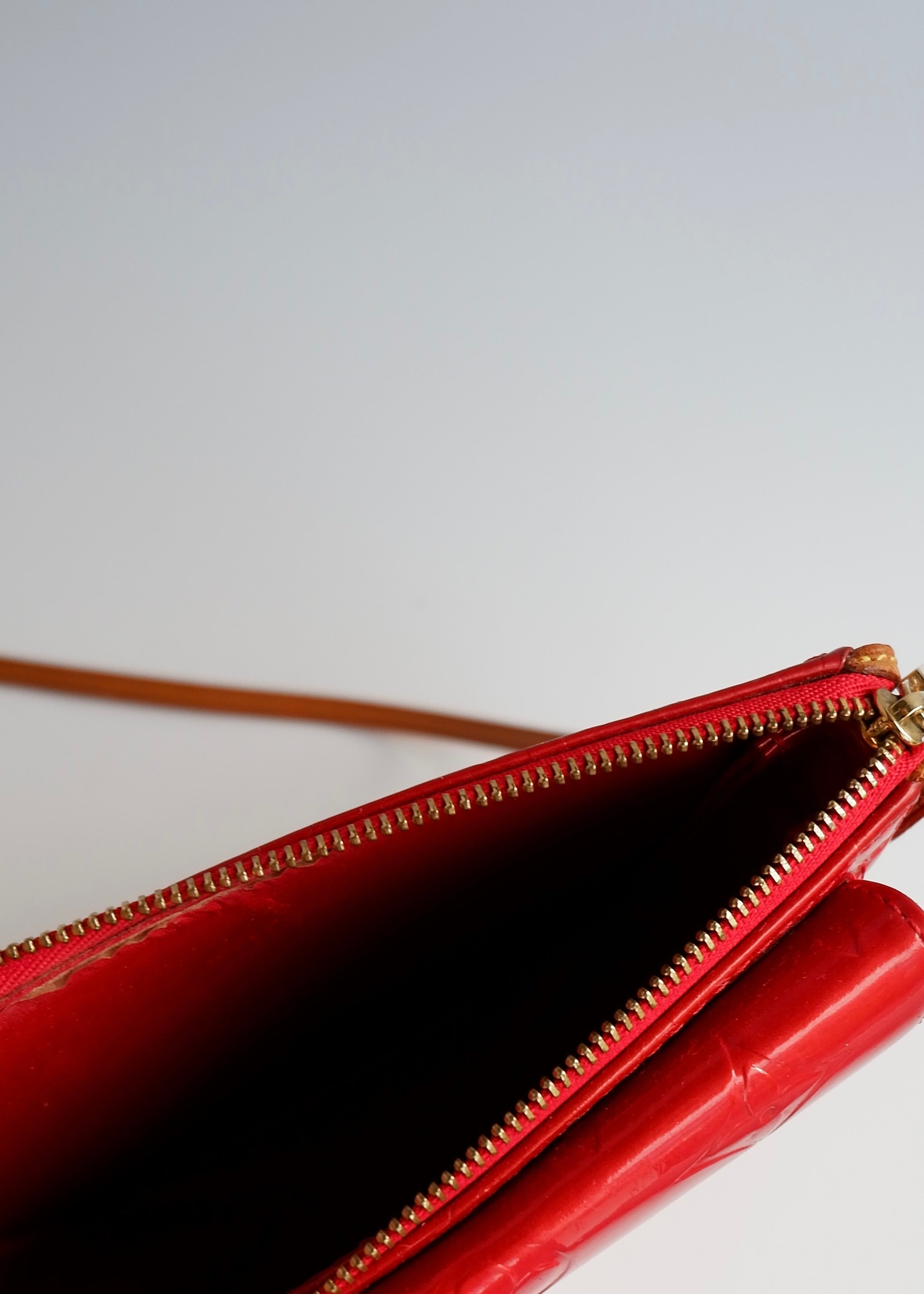 Sac bandoulière Louis Vuitton Monogram Mott Vernis Rouge Authentique d'occasion