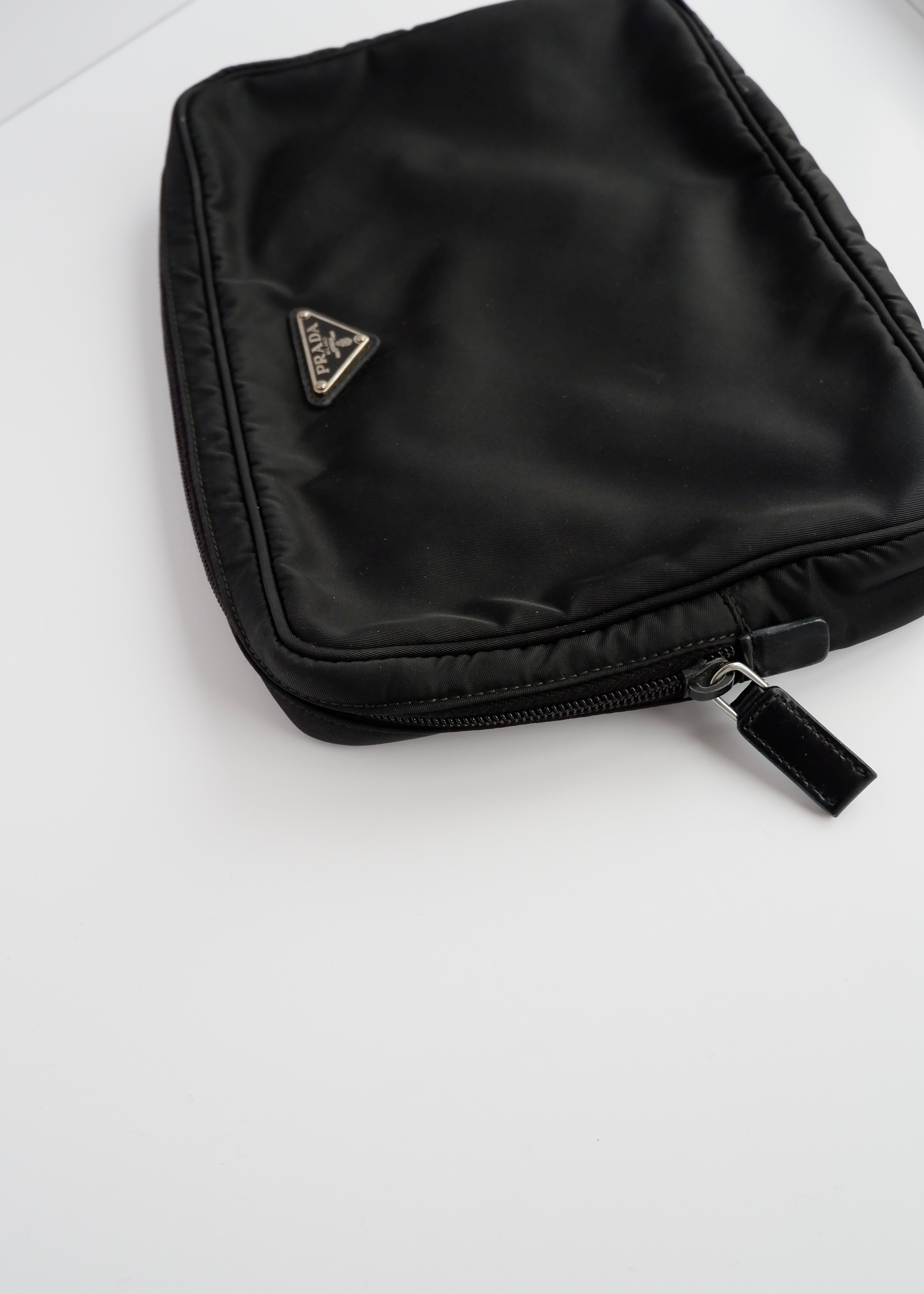 Authentique pochette à main en nylon/cuir noir Prada d'occasion