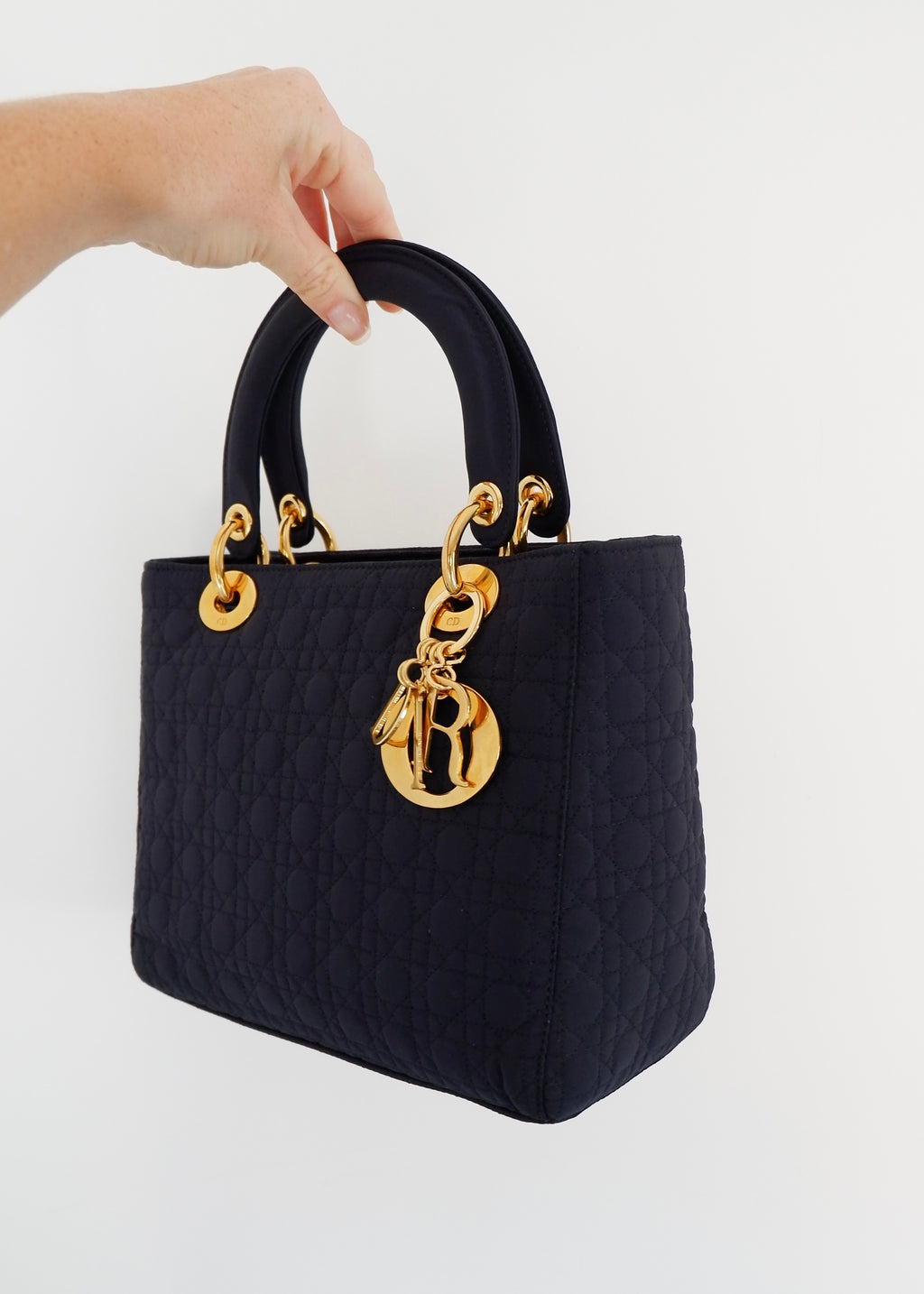 Sac à main Christian Dior Lady Dior Medium en toile bleu marine, d'occasion authentique, avec accastillage doré