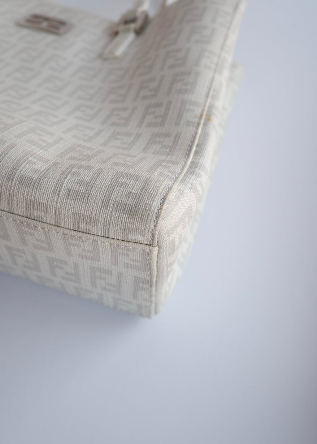 Sac à main Fendi Zucchino blanc d'occasion authentique