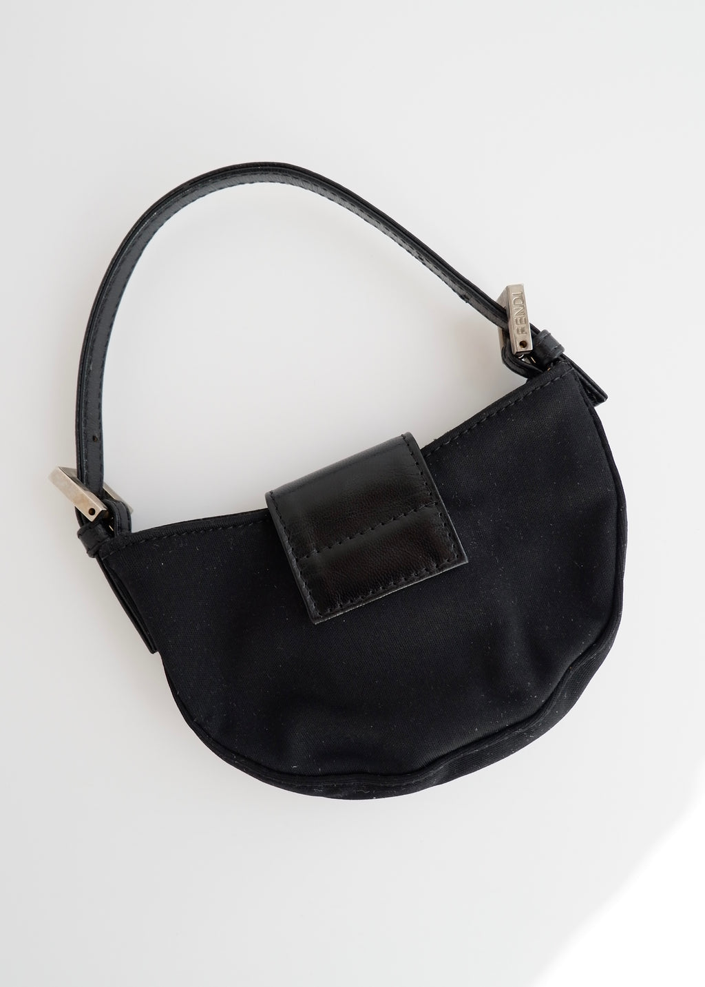 Authentique sac Fendi Micro Croissant en tissu noir d'occasion