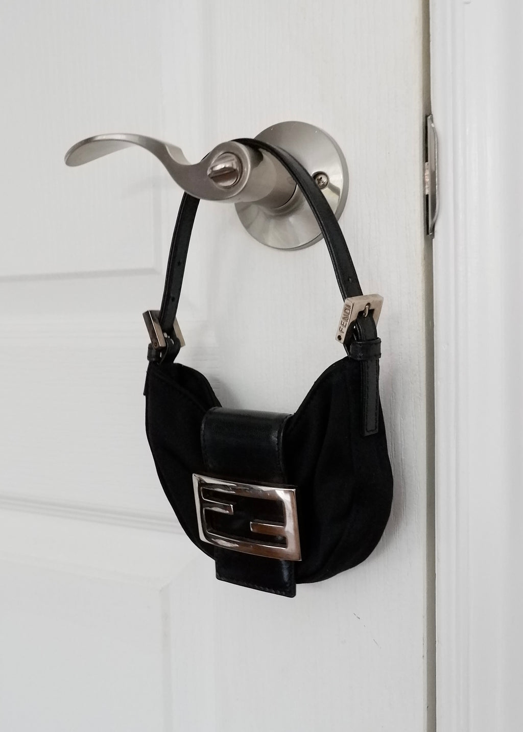 Authentique sac Fendi Micro Croissant en tissu noir d'occasion