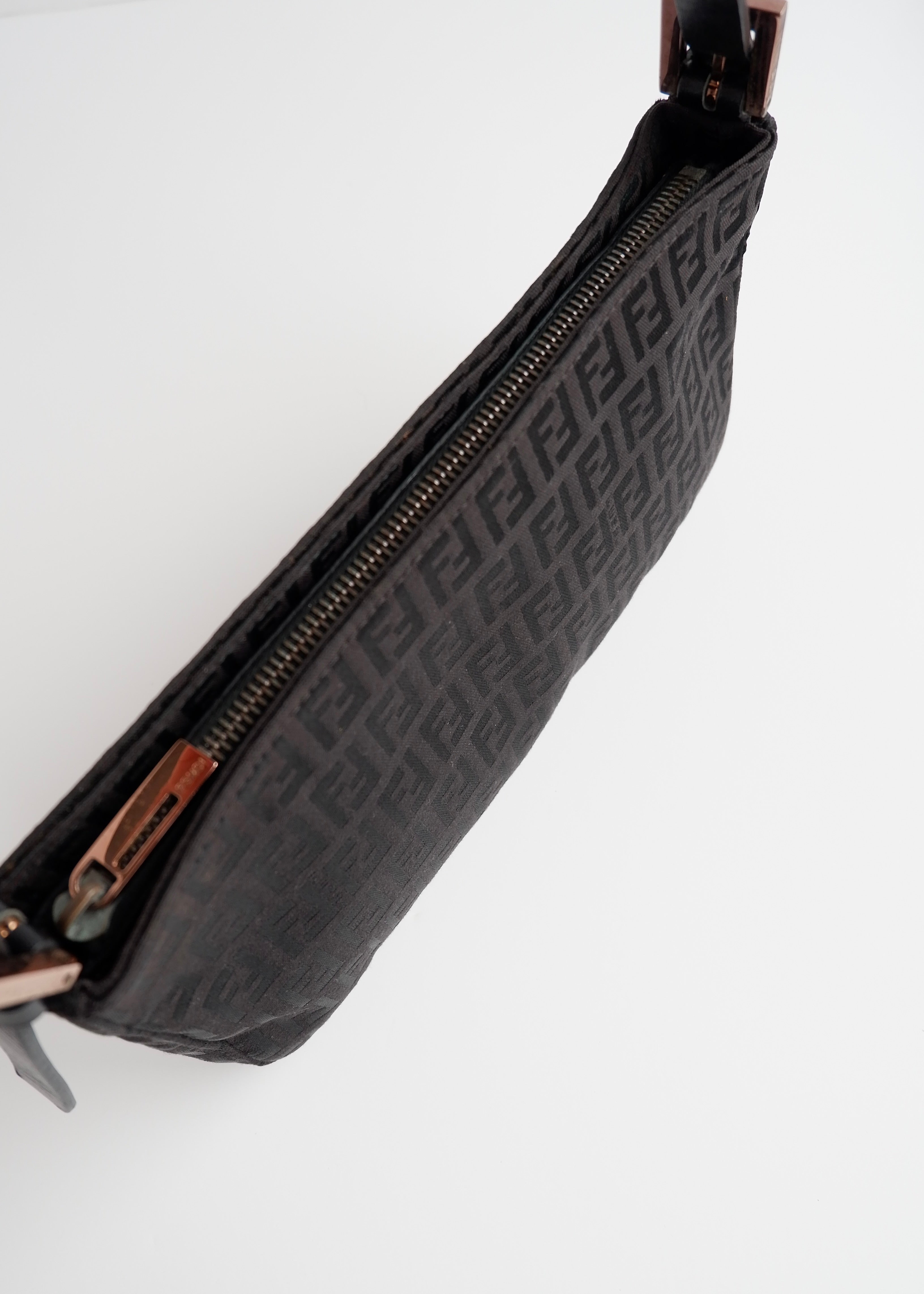 Authentique sac porté épaule Fendi Zucchino en toile noire d'occasion