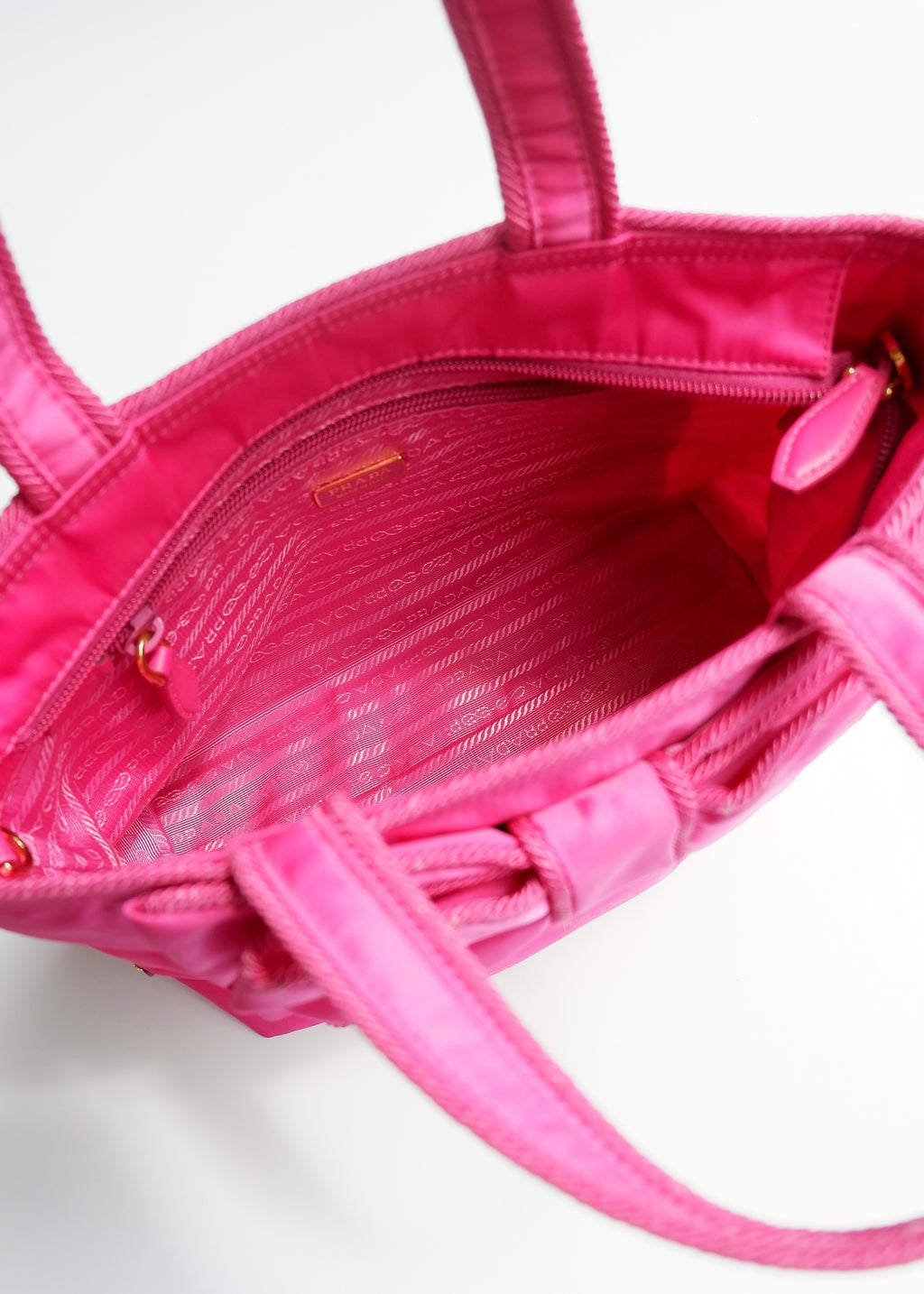 Authentique sac Prada deux façons en nylon rose vif d'occasion