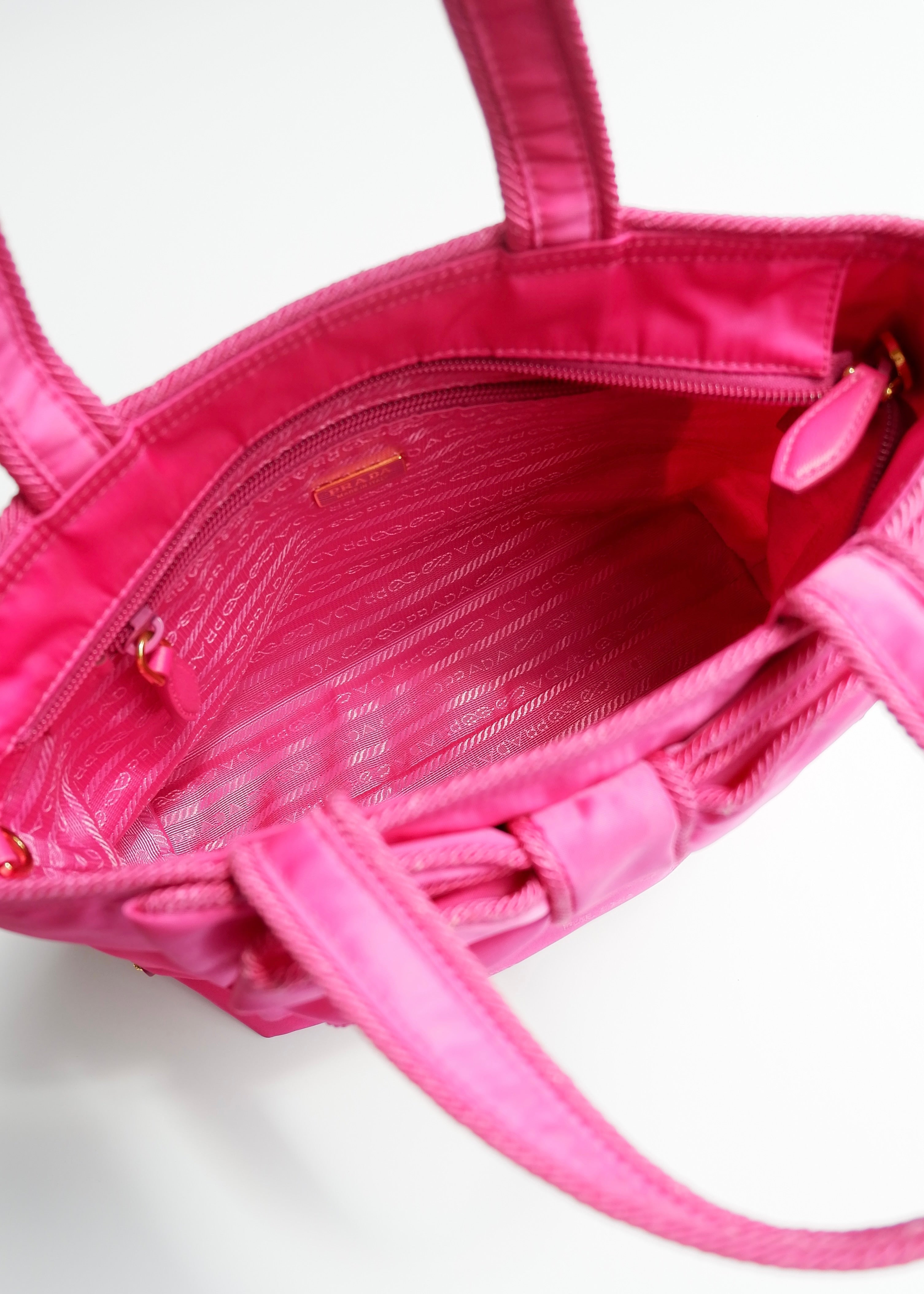 Authentique sac Prada deux façons en nylon rose vif d'occasion