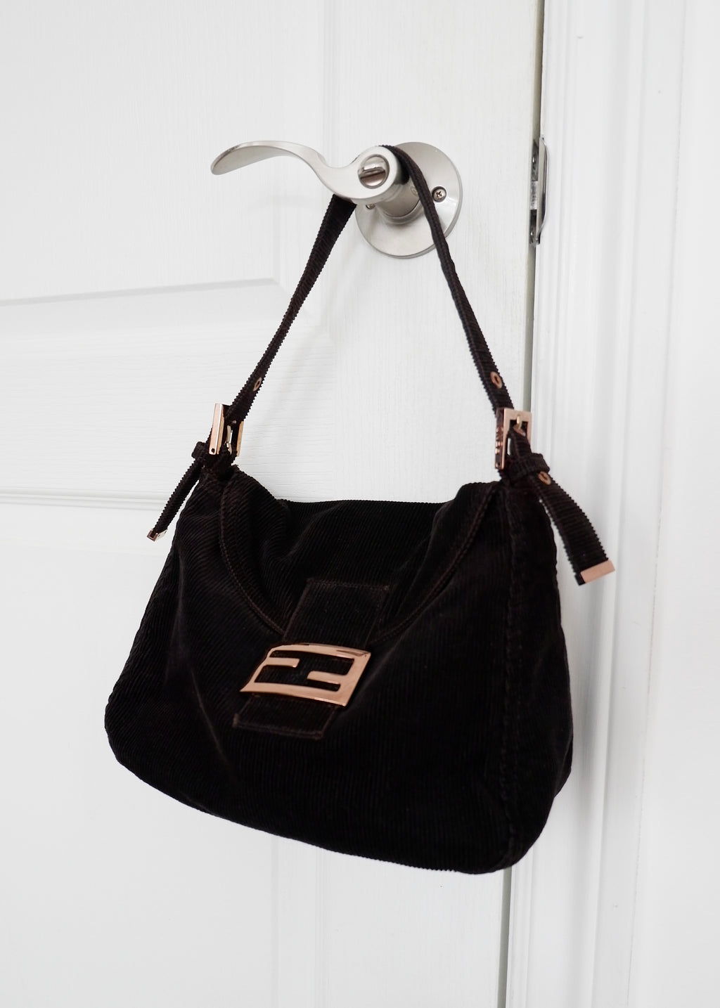 Sac bandoulière baguette Fendi noir en velours côtelé authentique d'occasion