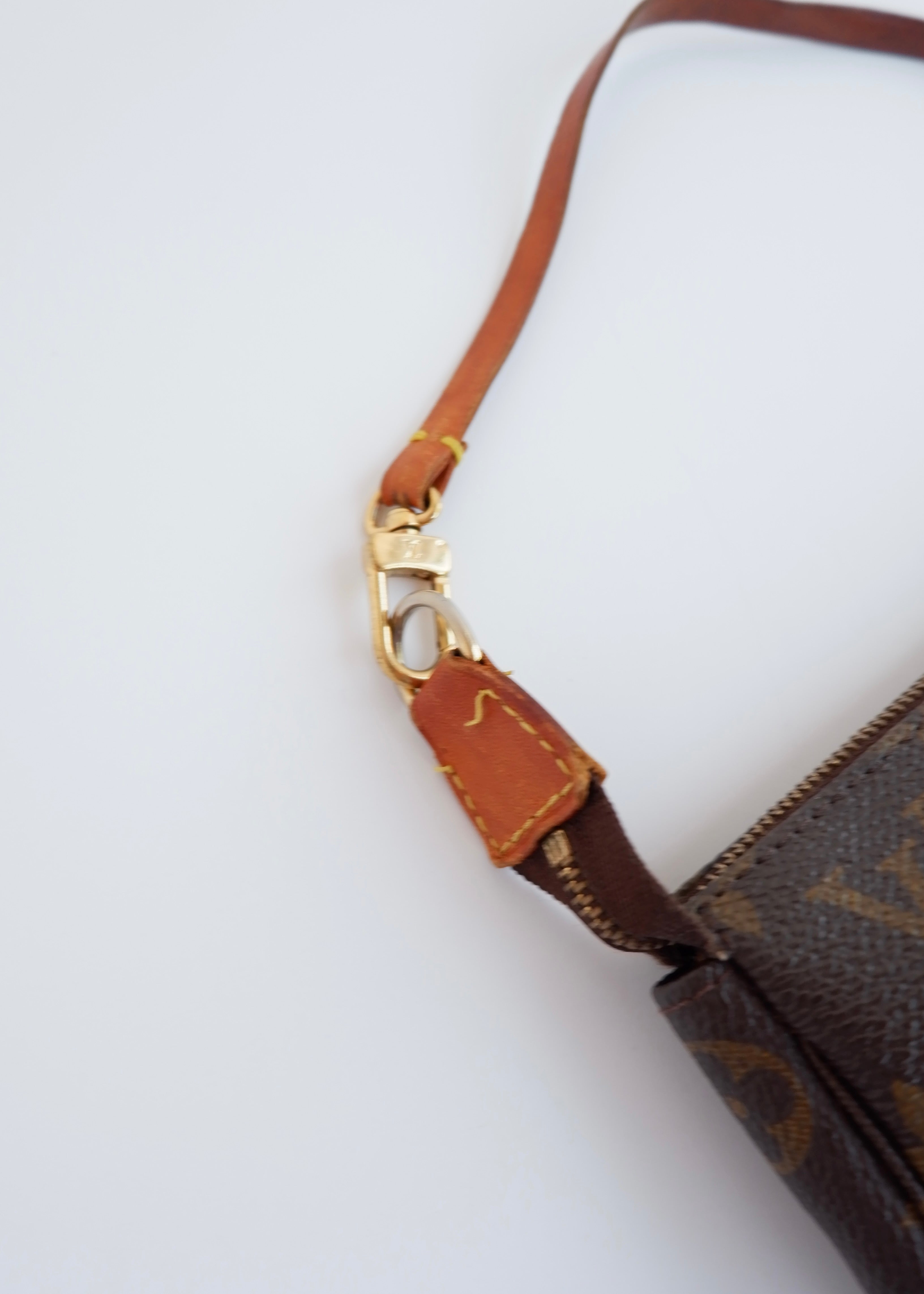 Authentique sac Louis Vuitton Pochette Accessoires monogrammé d'occasion (avec bandoulière)
