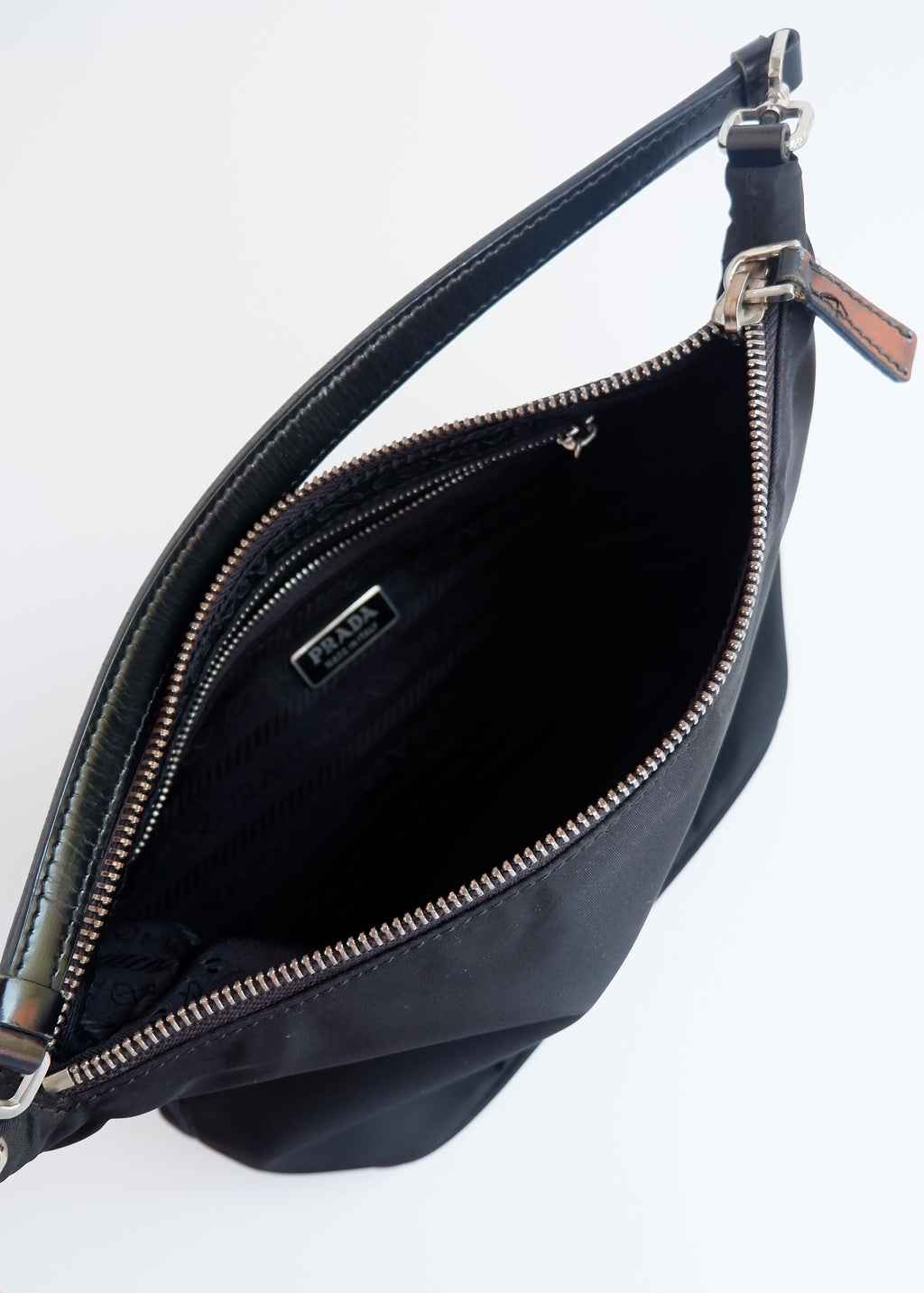Sac à bandoulière micro Prada noir en nylon d'occasion authentique avec pochette