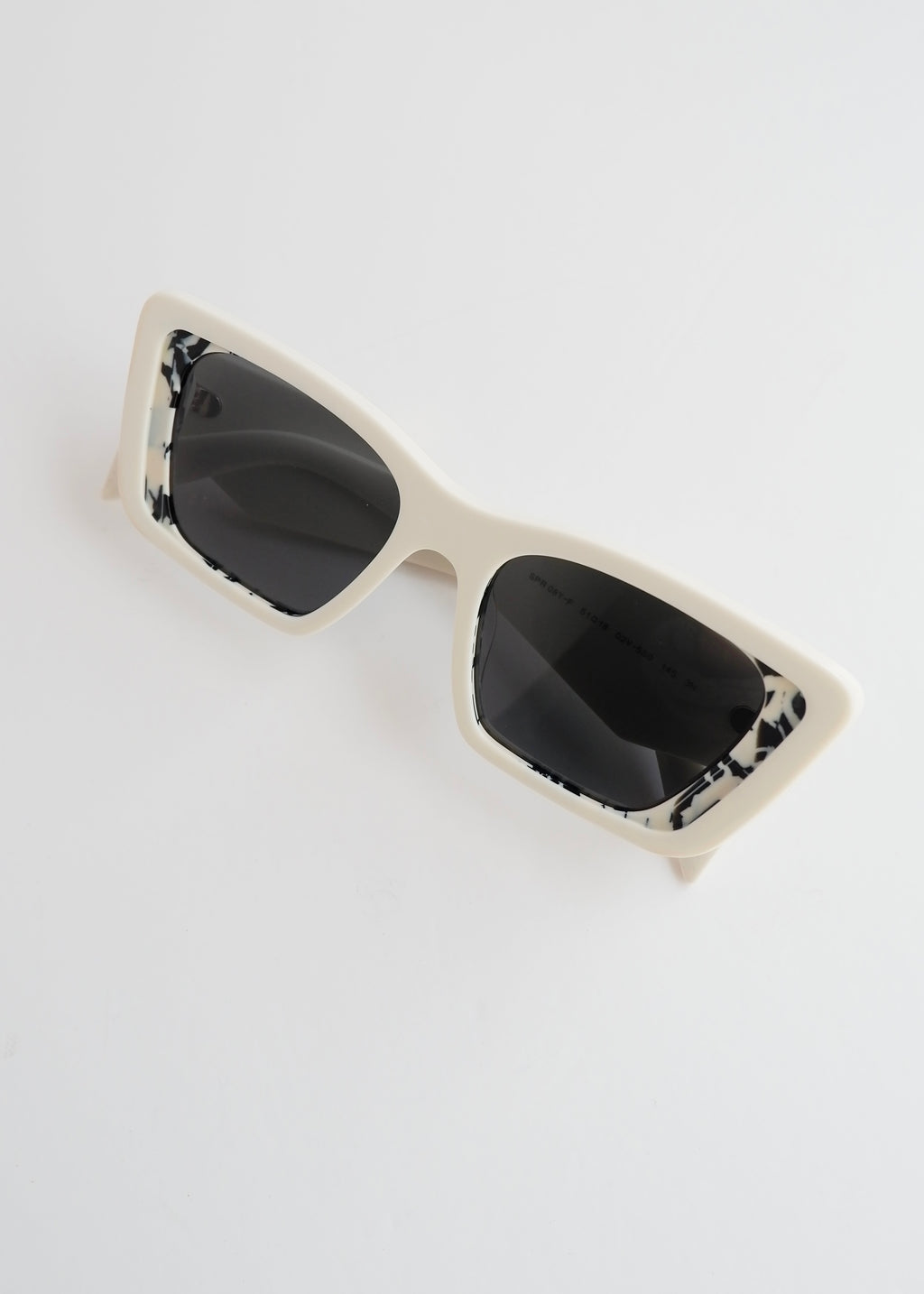 Authentiques lunettes de soleil œil-de-chat Prada blanches d'occasion