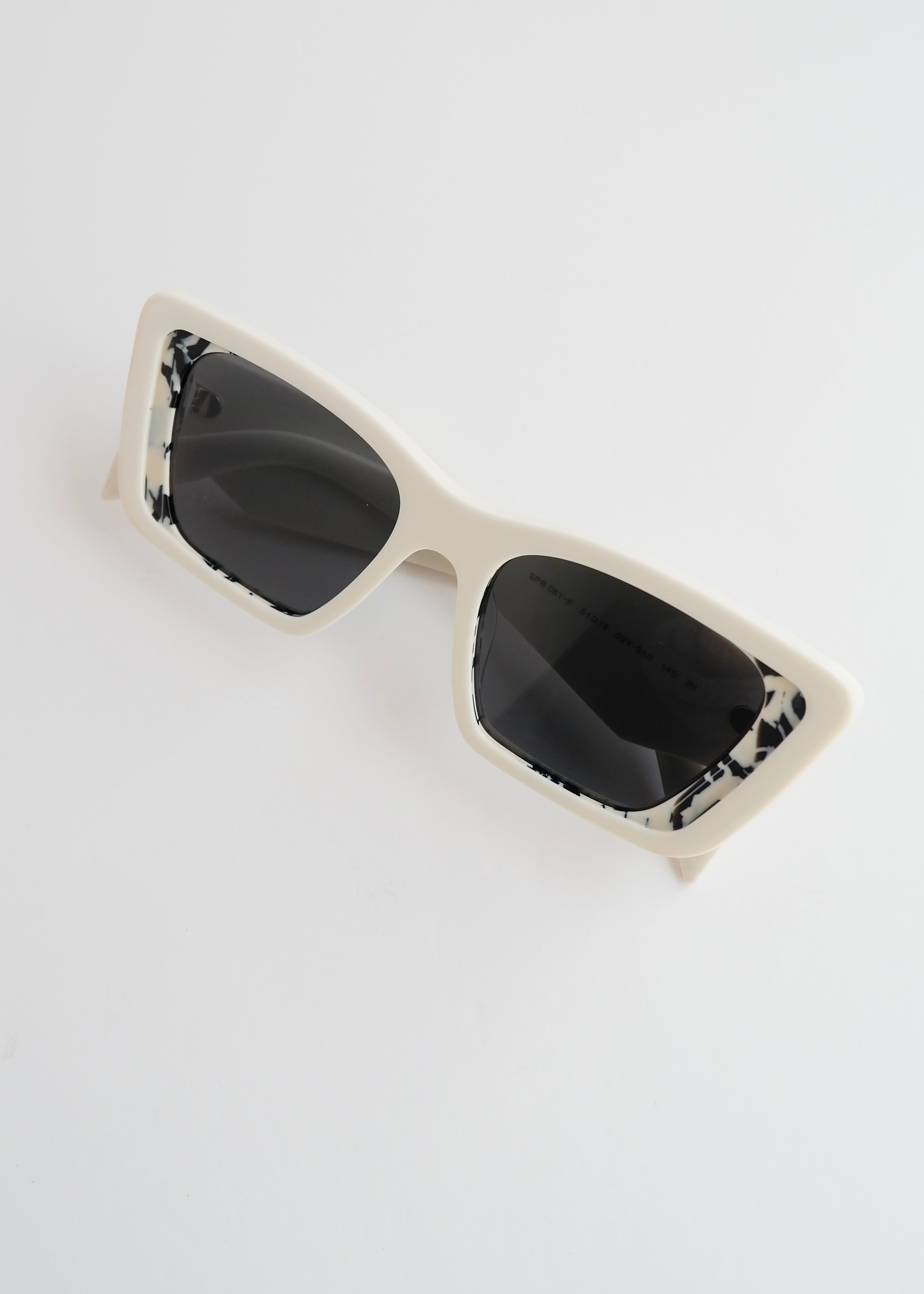Authentiques lunettes de soleil œil-de-chat Prada blanches d'occasion