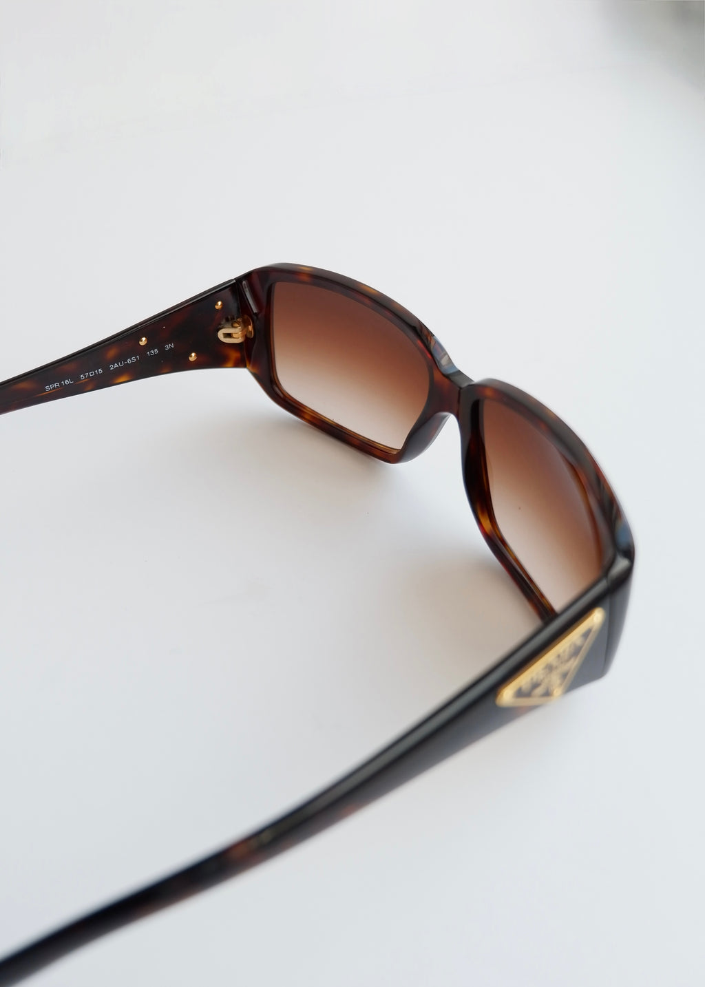 Authentiques lunettes de soleil à monture carrée marron Prada d'occasion