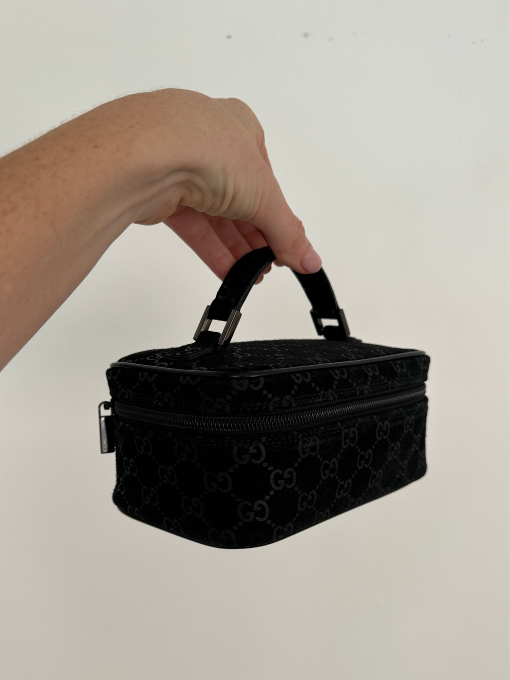 Authentique sac vanity Gucci en daim noir imprimé GG, d'occasion