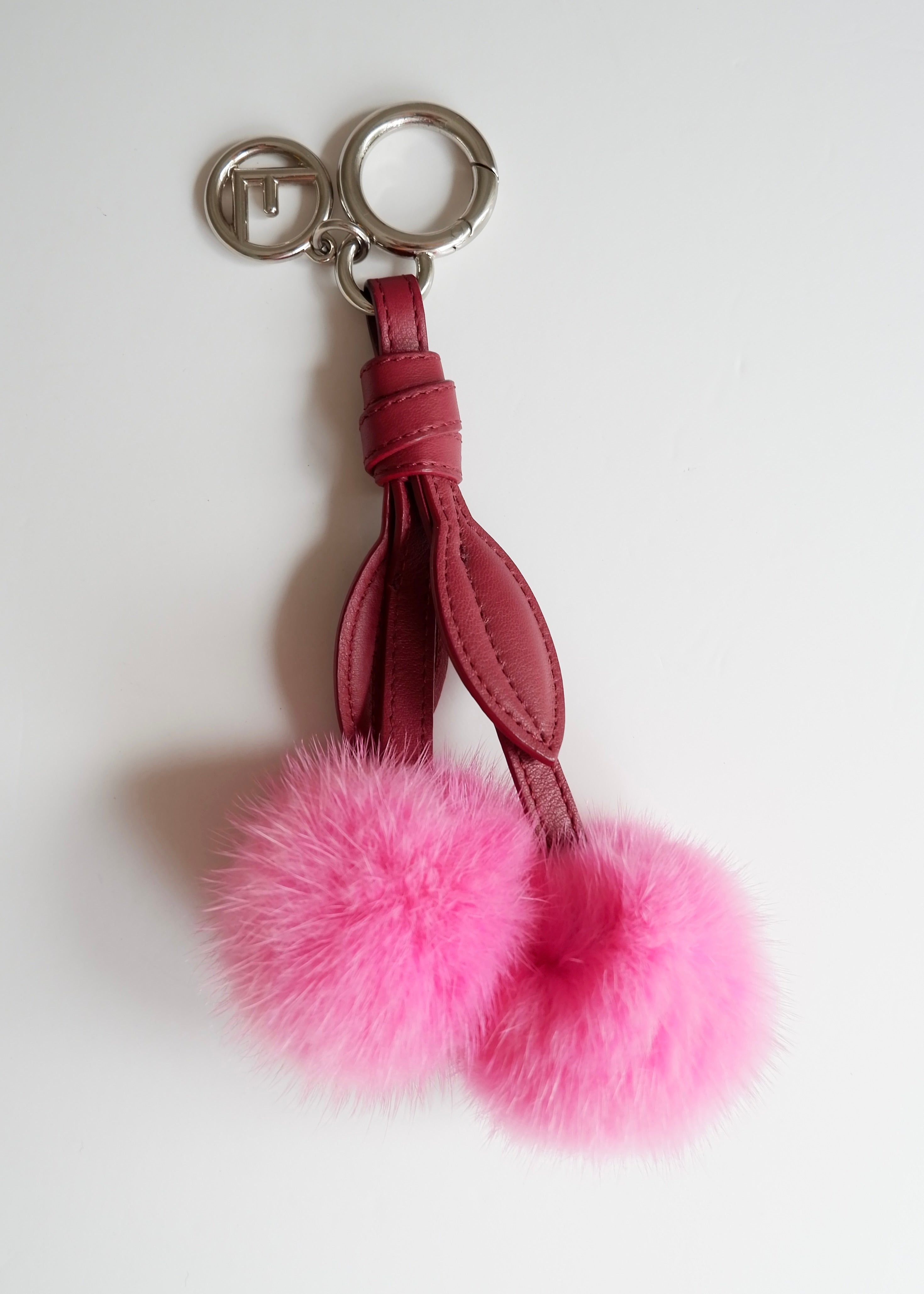 Authentique porte-clés de sac Fendi cerise en cuir et fourrure rose d'occasion