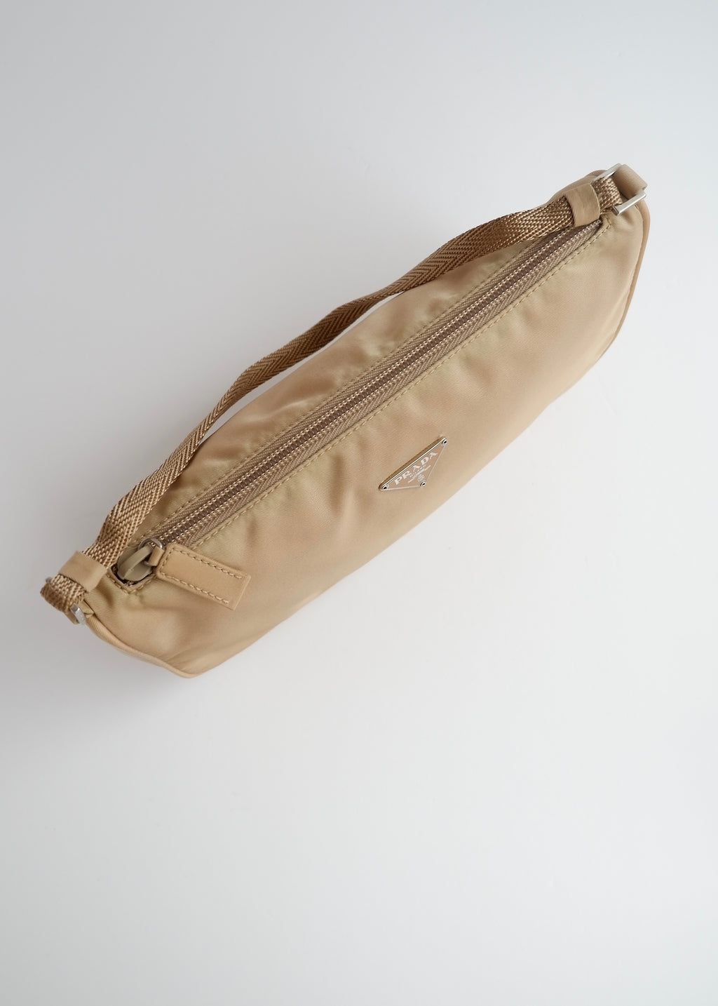 Authentique sac bandoulière Prada en nylon beige d'occasion