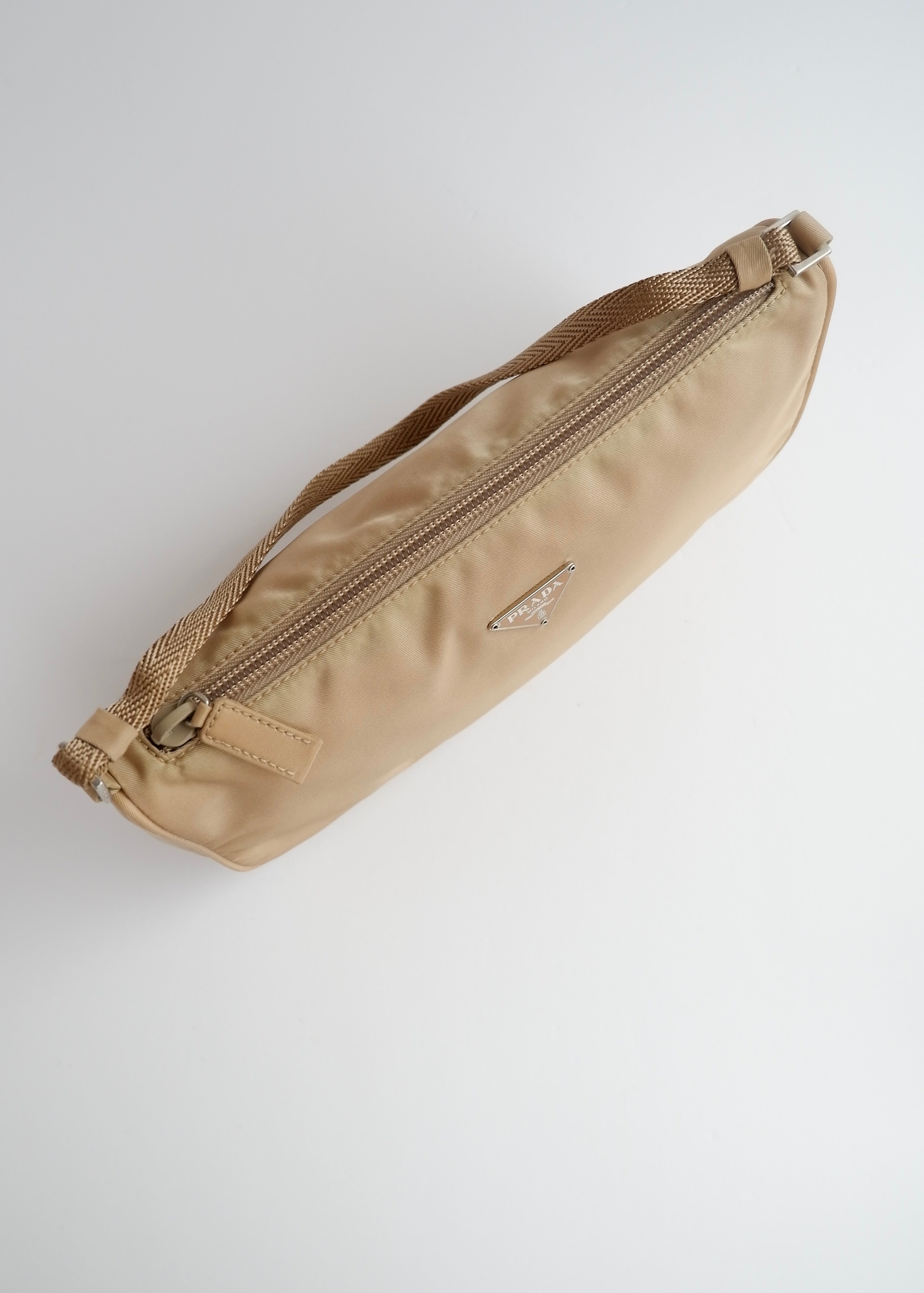 Authentique sac bandoulière Prada en nylon beige d'occasion